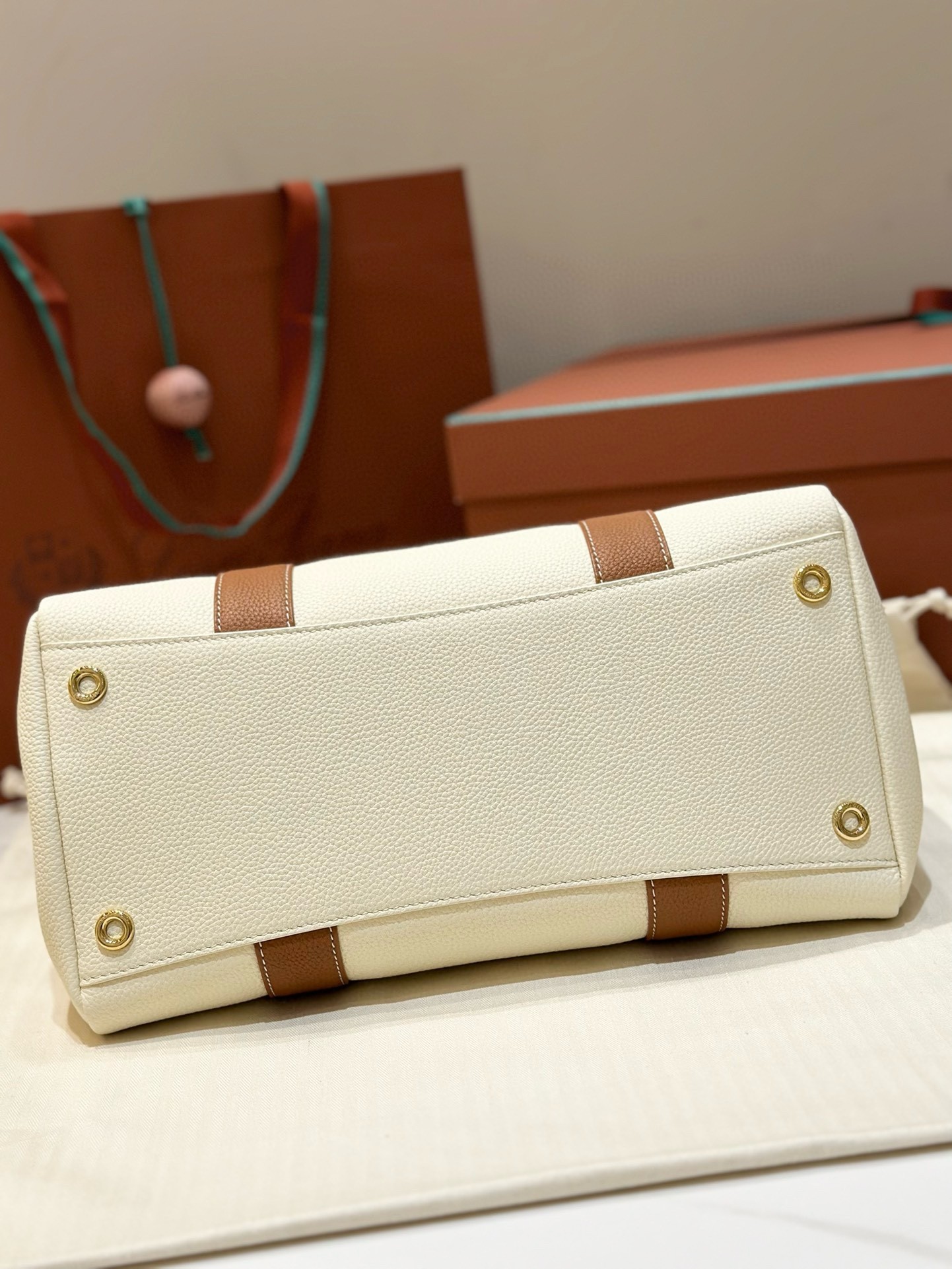 L**o p*ana loom l32 bag in white and tan grained leather