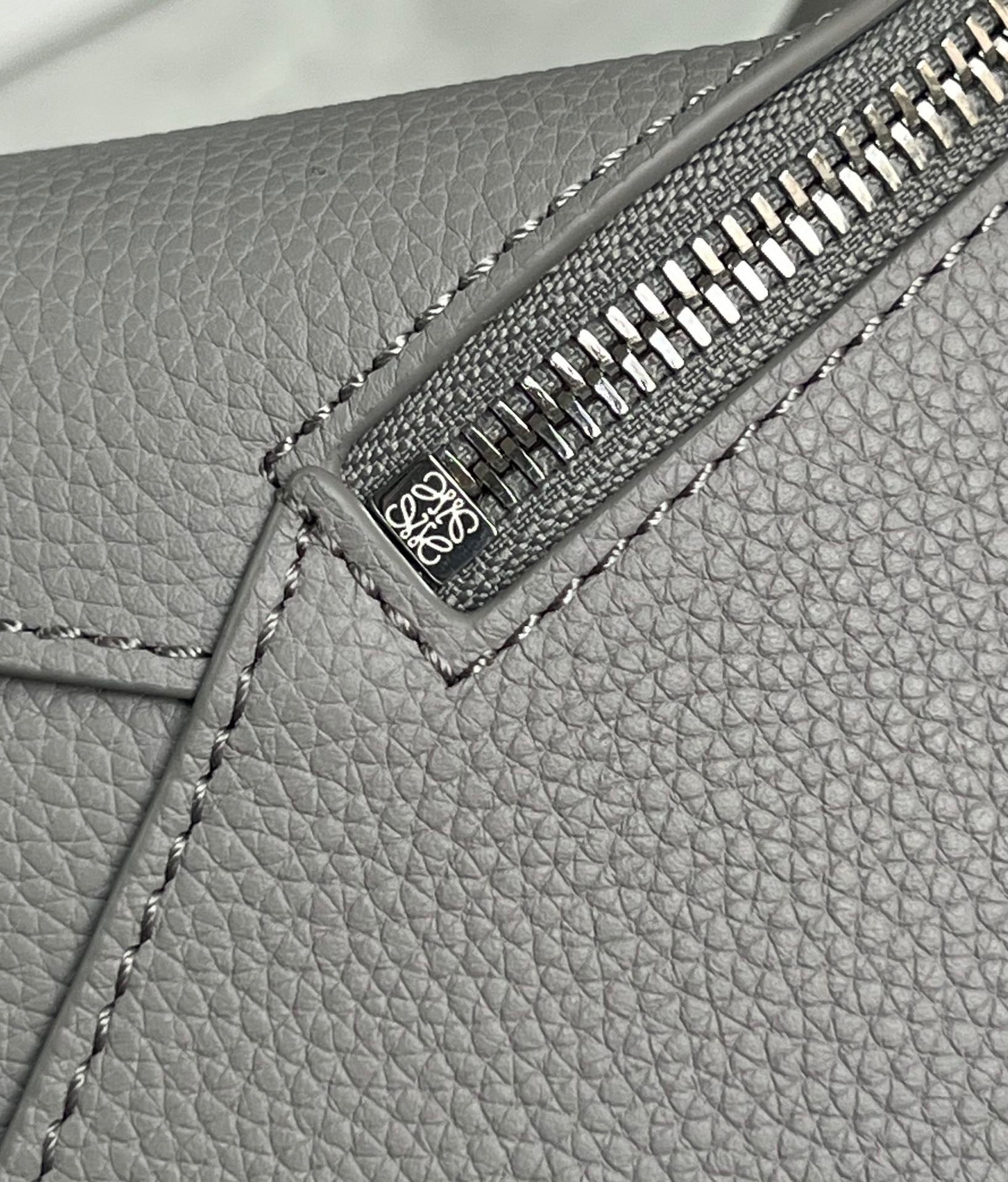 L0ew* puzzle small bag in pearl grey grained leather