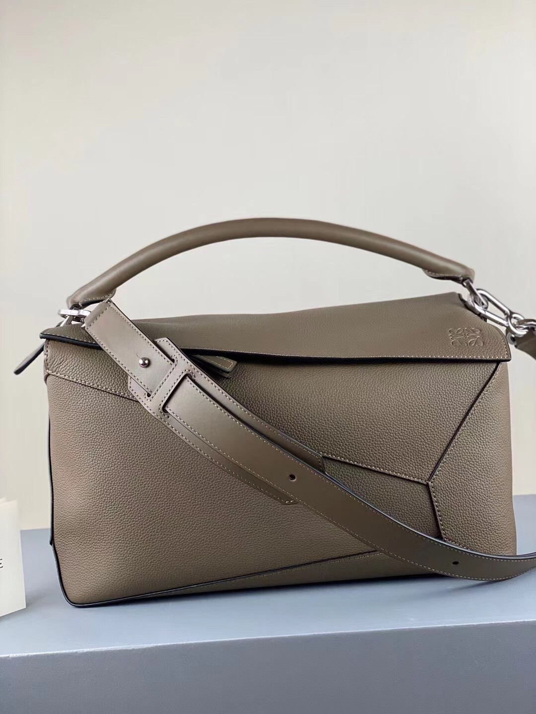 L0ew* large puzzle bag in khaki grained leather