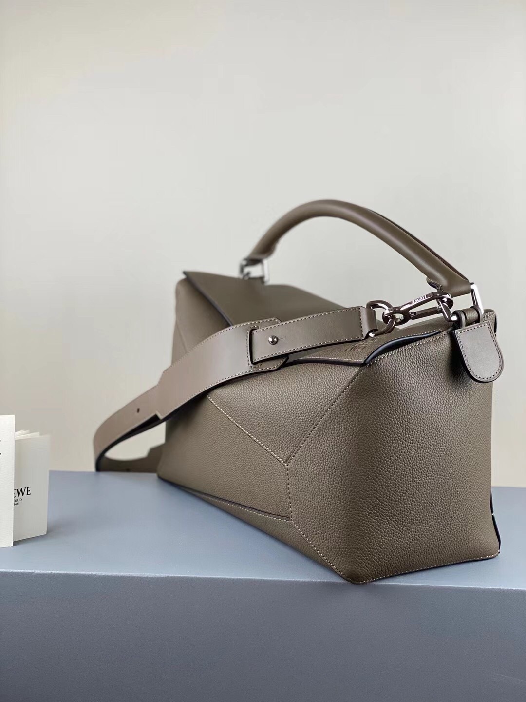 L0ew* large puzzle bag in khaki grained leather