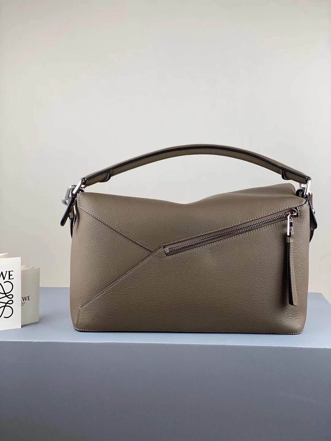 L0ew* large puzzle bag in khaki grained leather