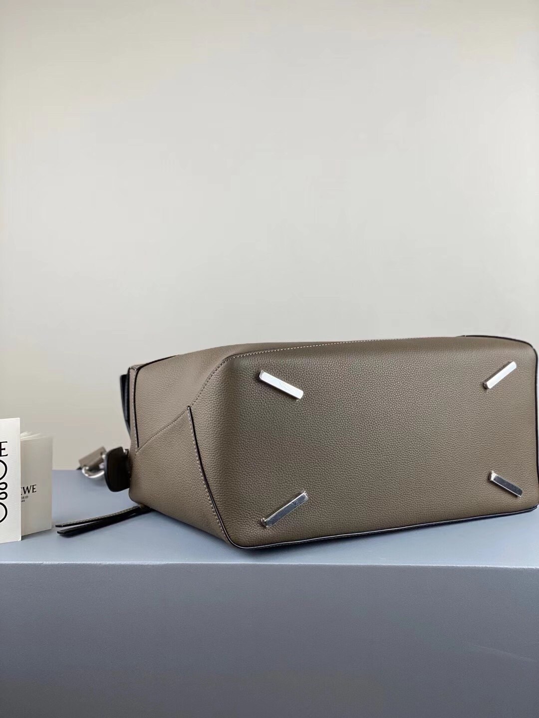 L0ew* large puzzle bag in khaki grained leather