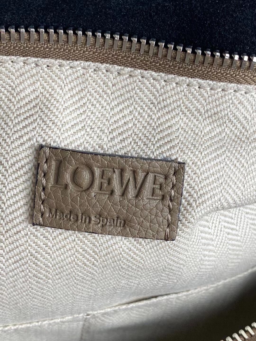 L0ew* large puzzle bag in khaki grained leather