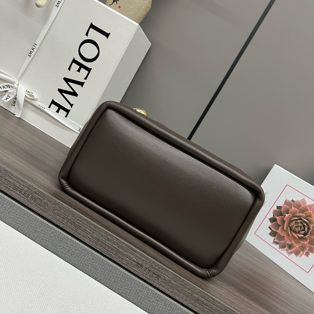 L0ew* small squeeze bag in chocolate nappa lambskin