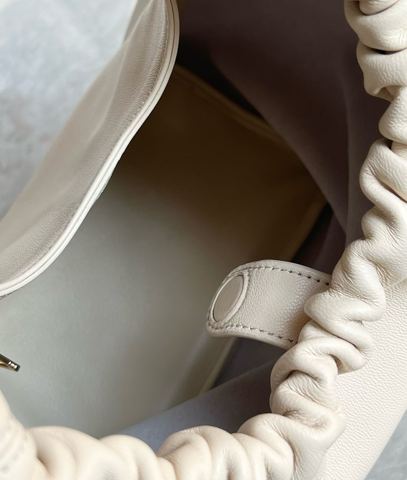 L0ew* small squeeze bag in white nappa lambskin