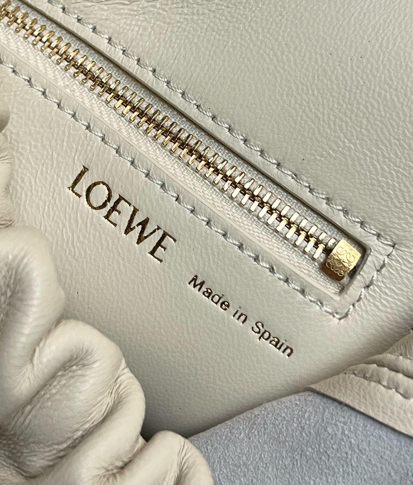 L0ew* small squeeze bag in white nappa lambskin