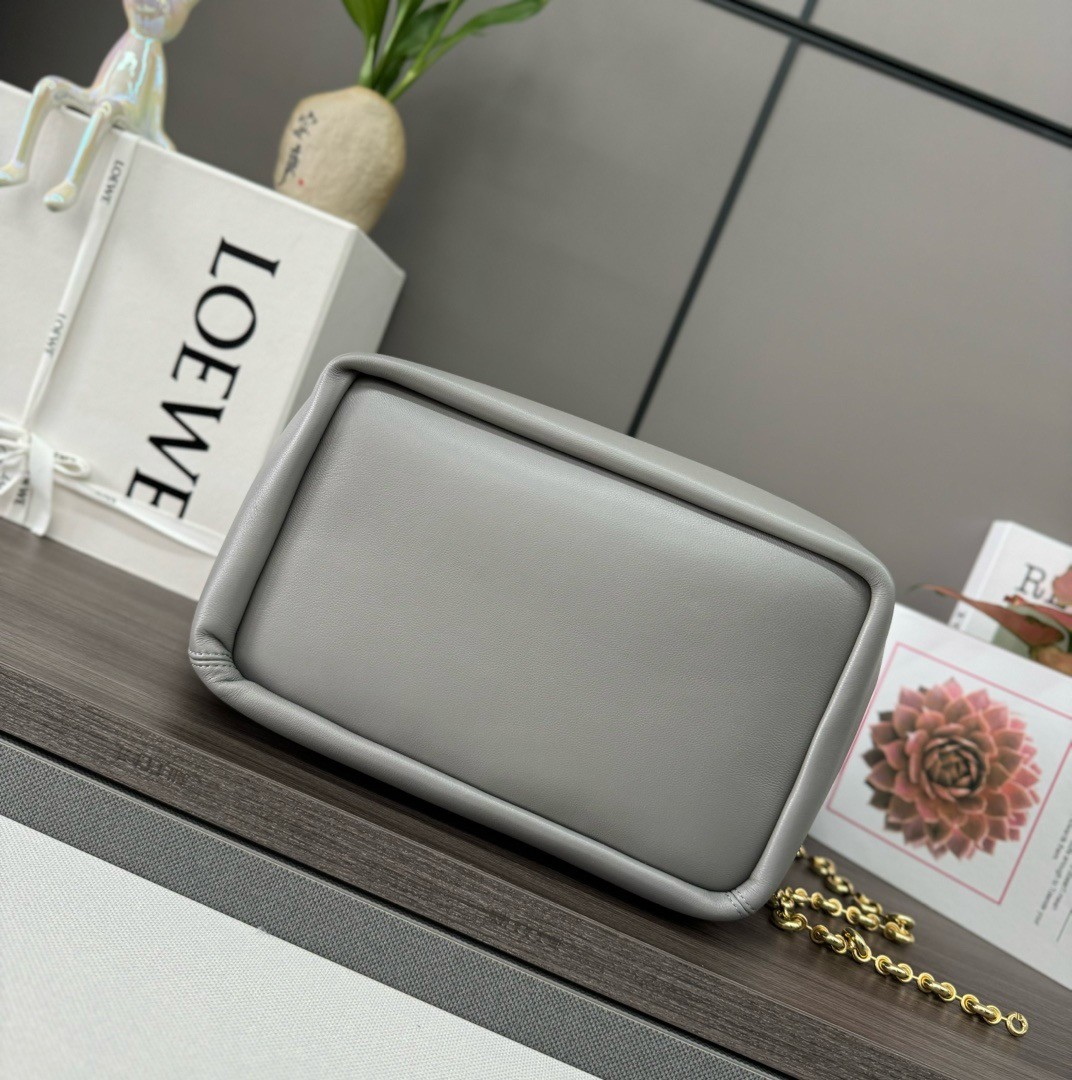 L0ew* medium squeeze bag in grey nappa lambskin