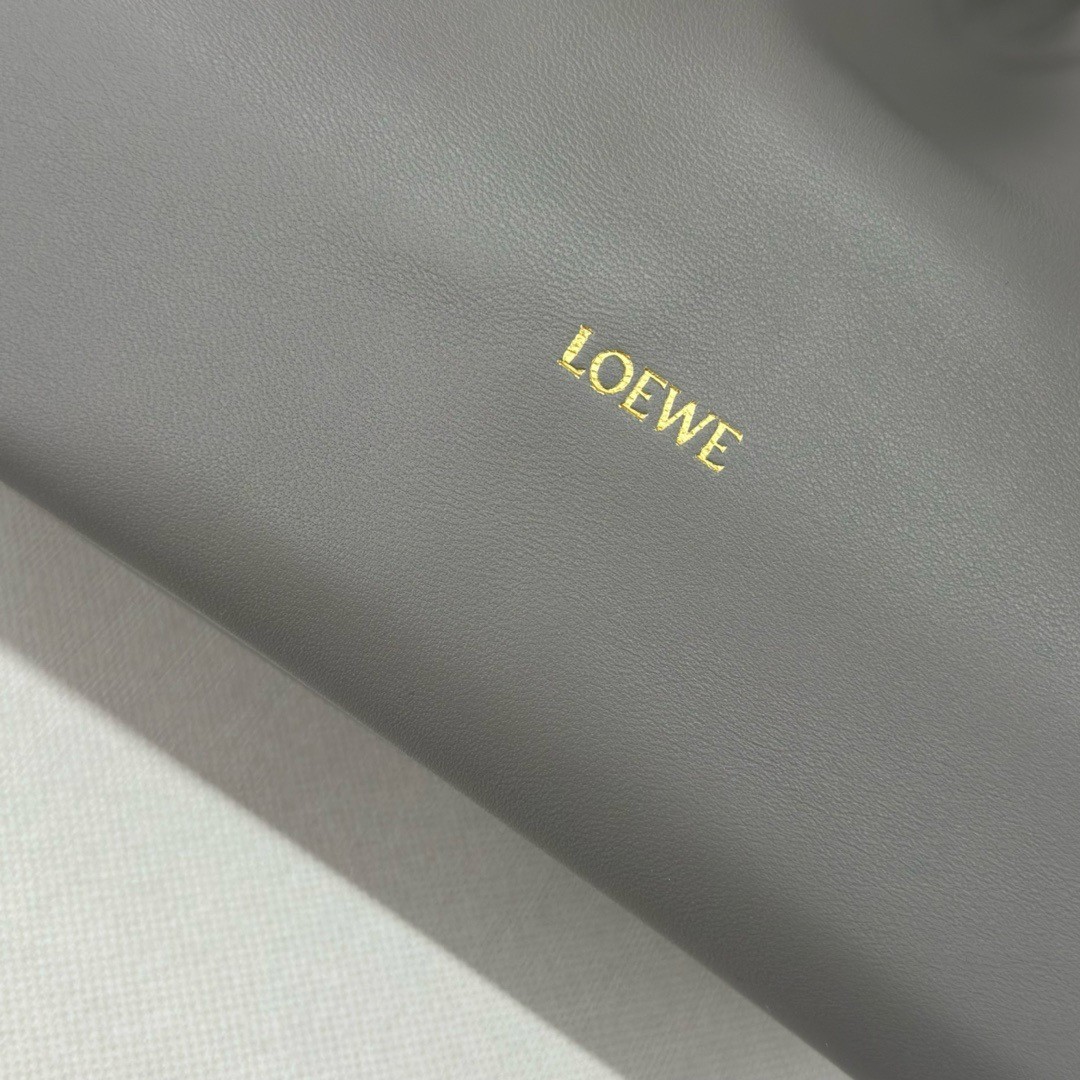 L0ew* medium squeeze bag in grey nappa lambskin