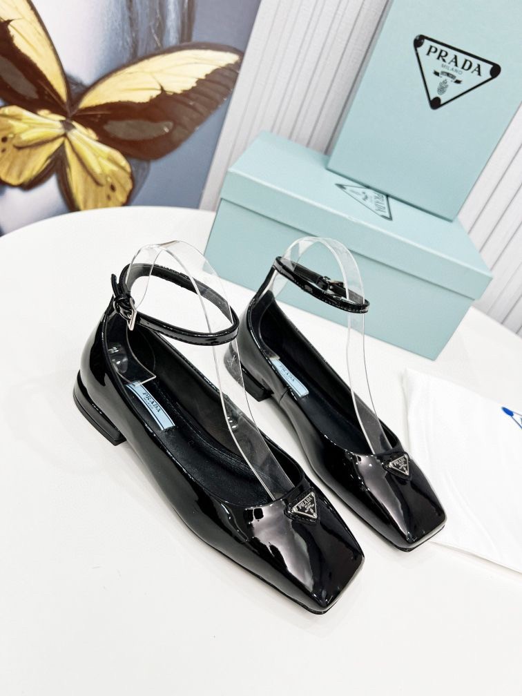 Pra*a ballerinas in black patent leather