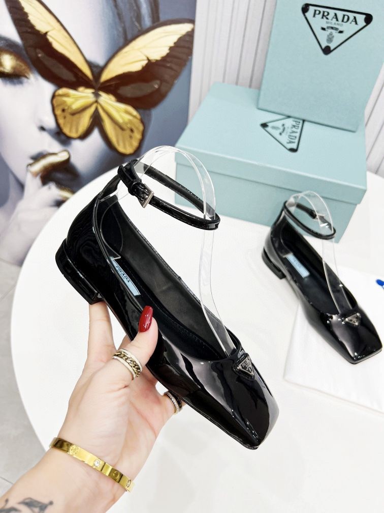 Pra*a ballerinas in black patent leather