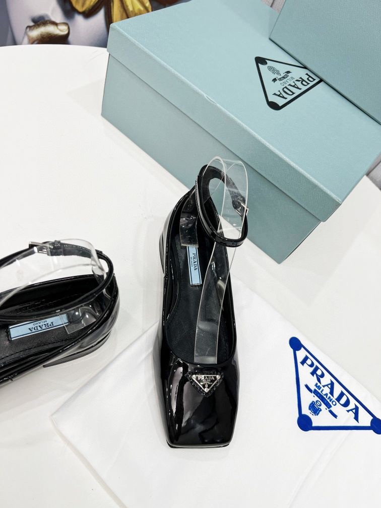 Pra*a ballerinas in black patent leather