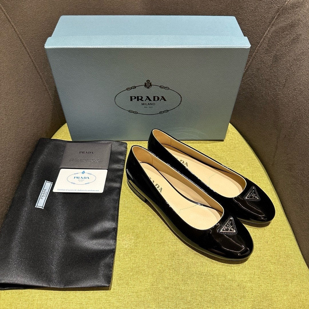 Pra*a ballerinas in black patent leather