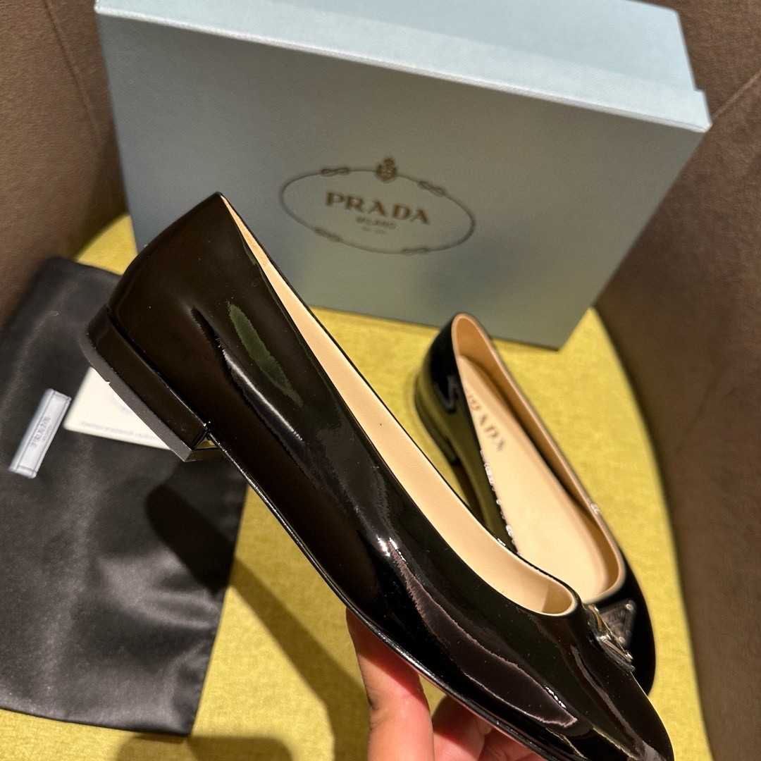 Pra*a ballerinas in black patent leather