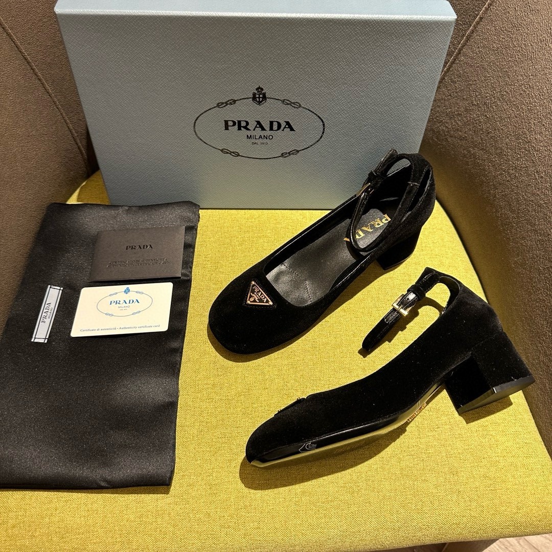 Pra*a pumps 35mm in black velvet