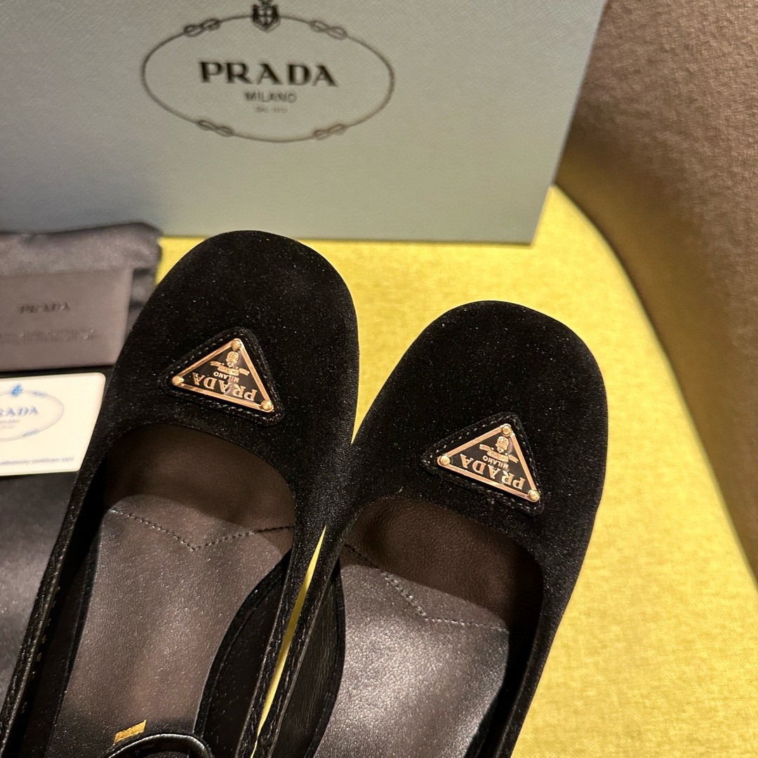 Pra*a pumps 35mm in black velvet