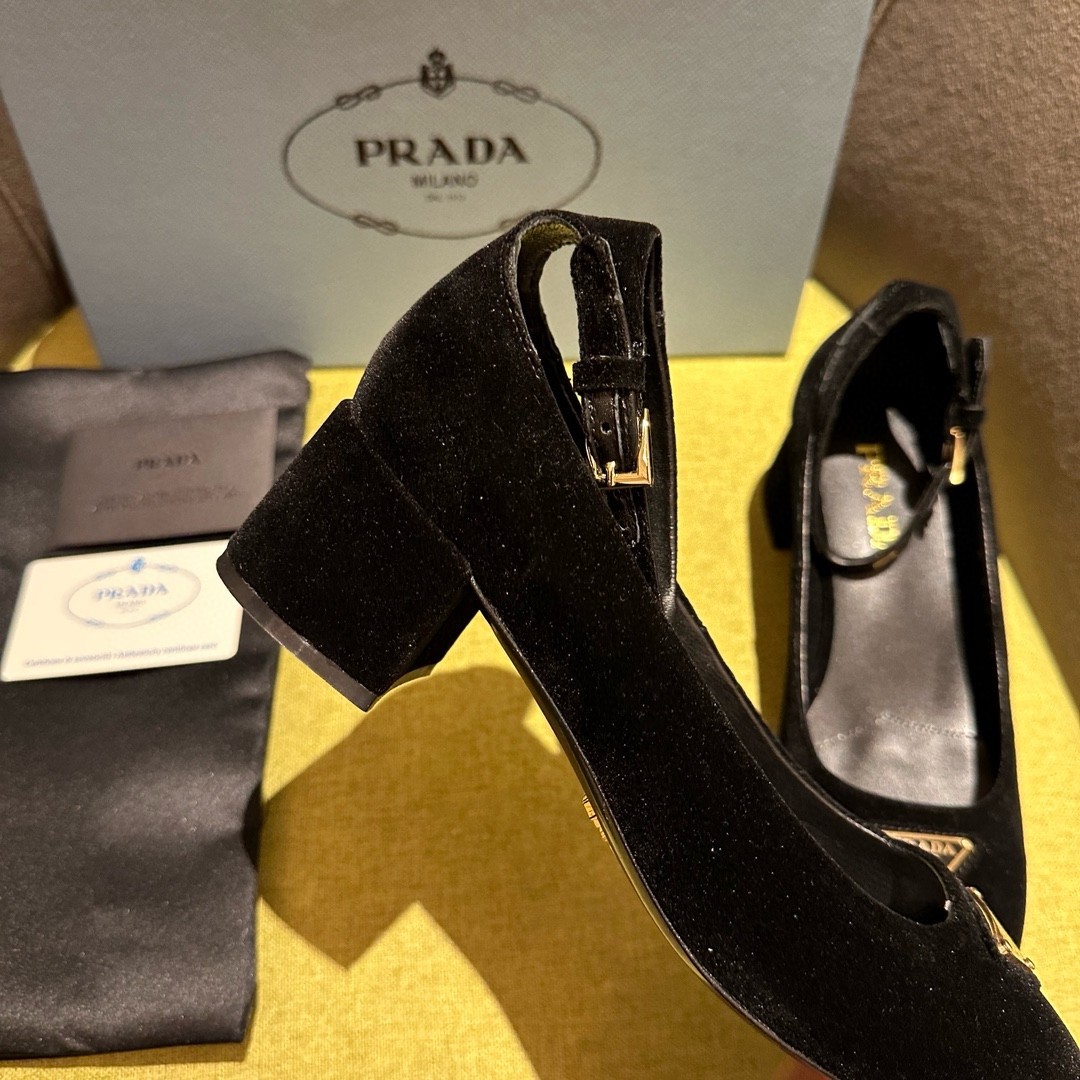 Pra*a pumps 35mm in black velvet