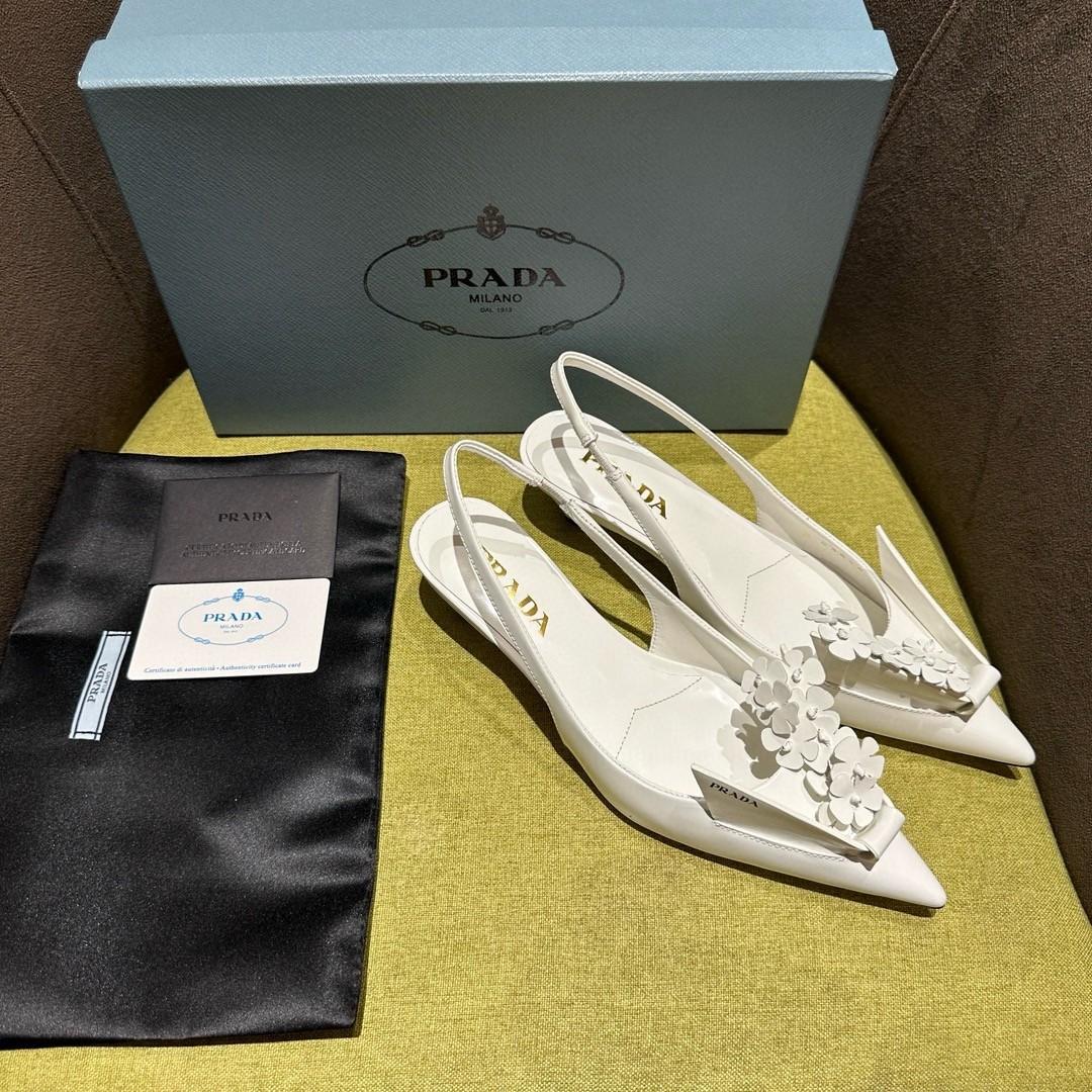 Pra*a pumps 45mm in white leather with floral appliques