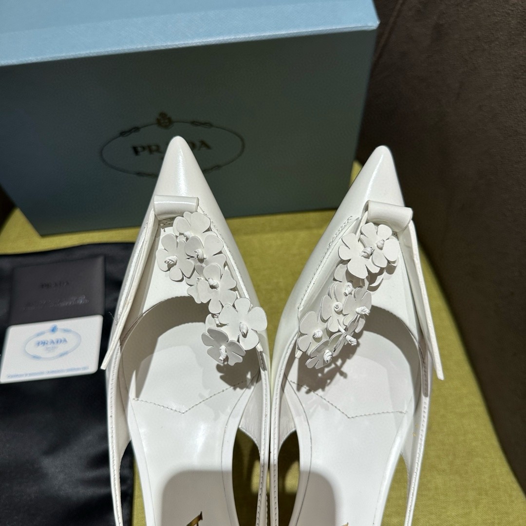Pra*a pumps 45mm in white leather with floral appliques