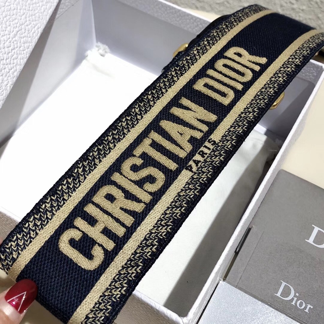 D*or blue ch**an D*or shoulder strap