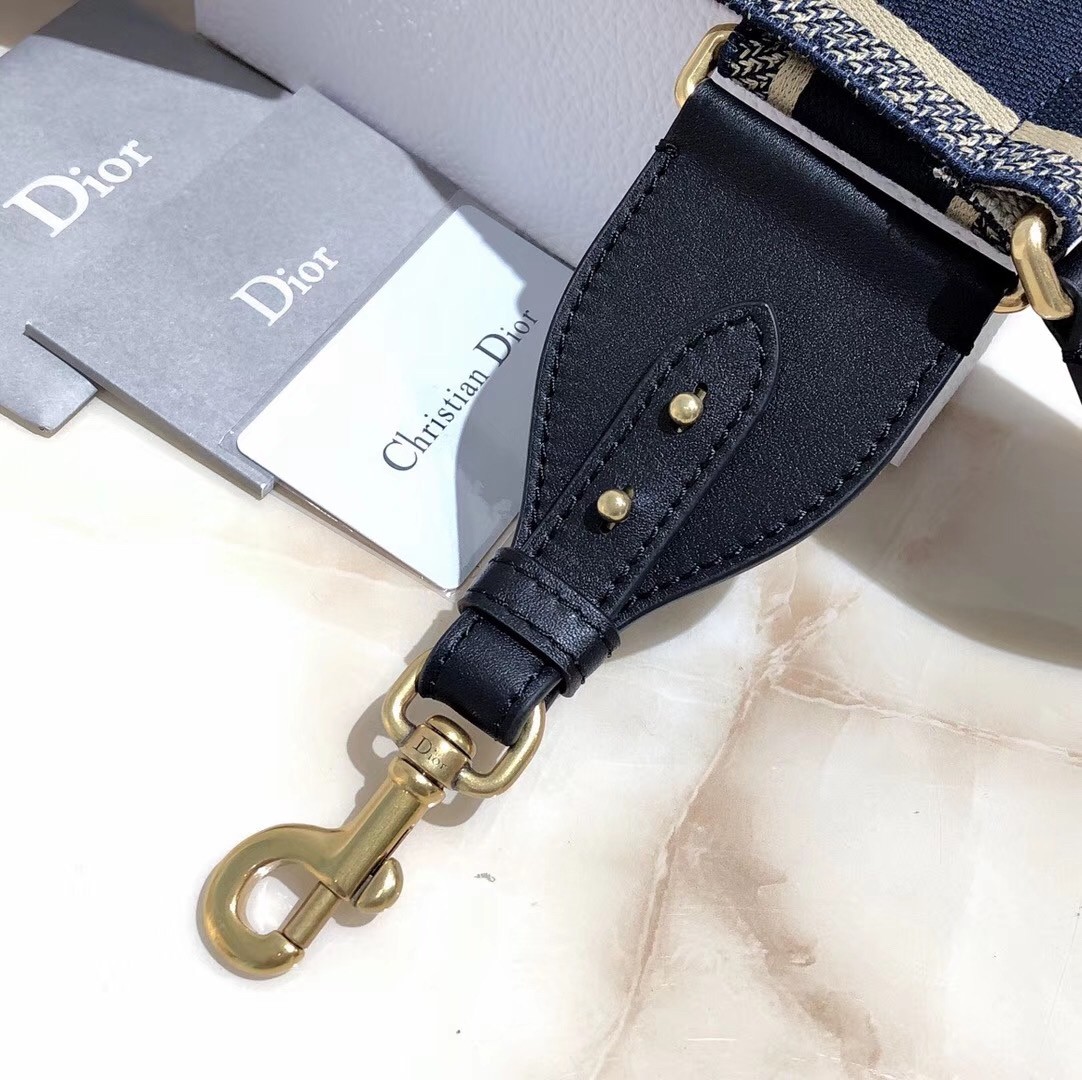 D*or blue ch**an D*or shoulder strap