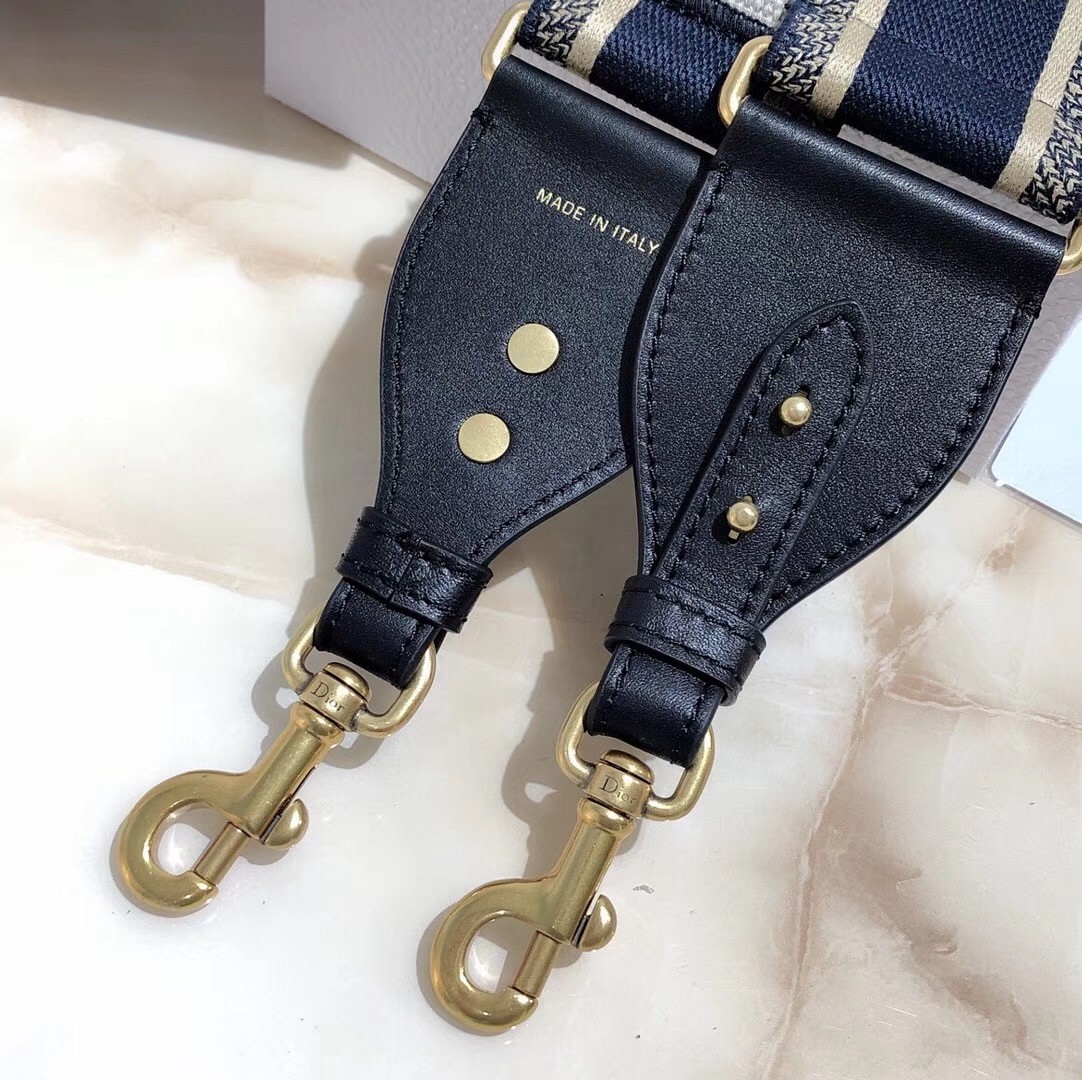 D*or blue ch**an D*or shoulder strap