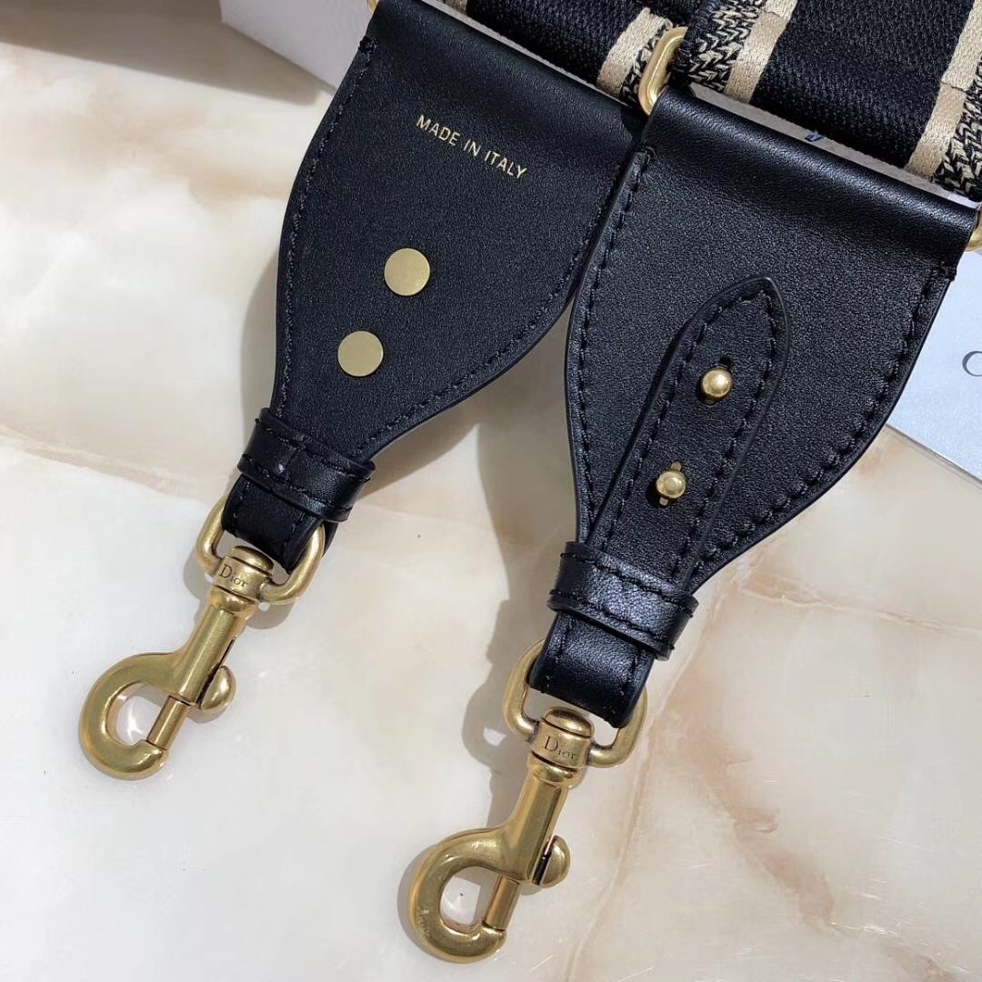 D*or black ch**an D*or shoulder strap