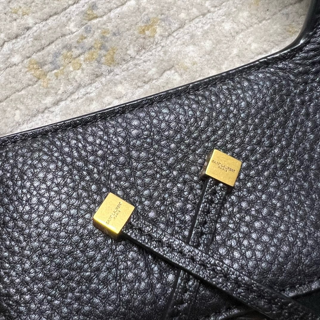 Sa**t Lau*nt bea tote bag in black grained leather