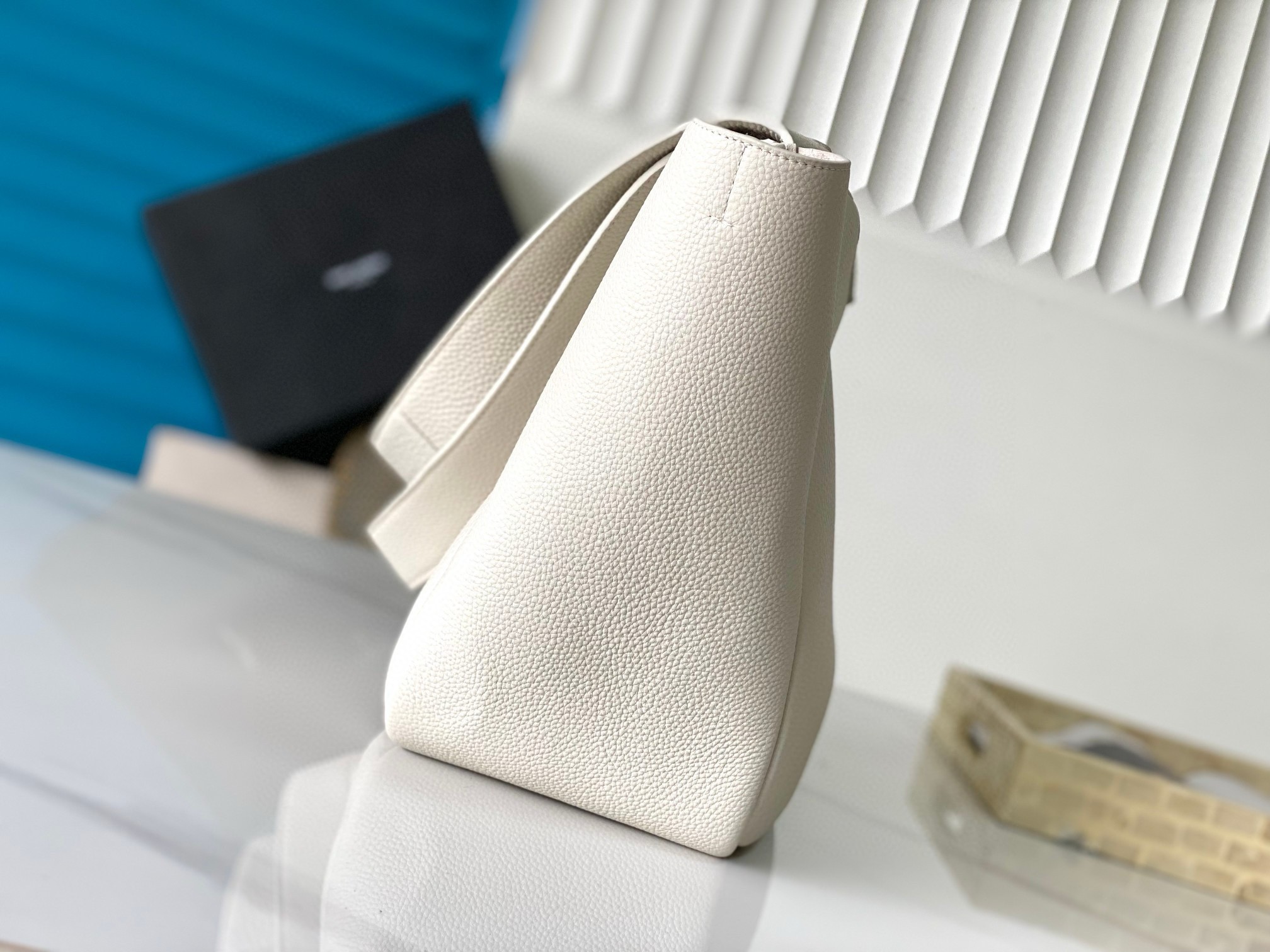 Sa**t Lau*nt le 5 a 7 bea tote bag in white grained leather