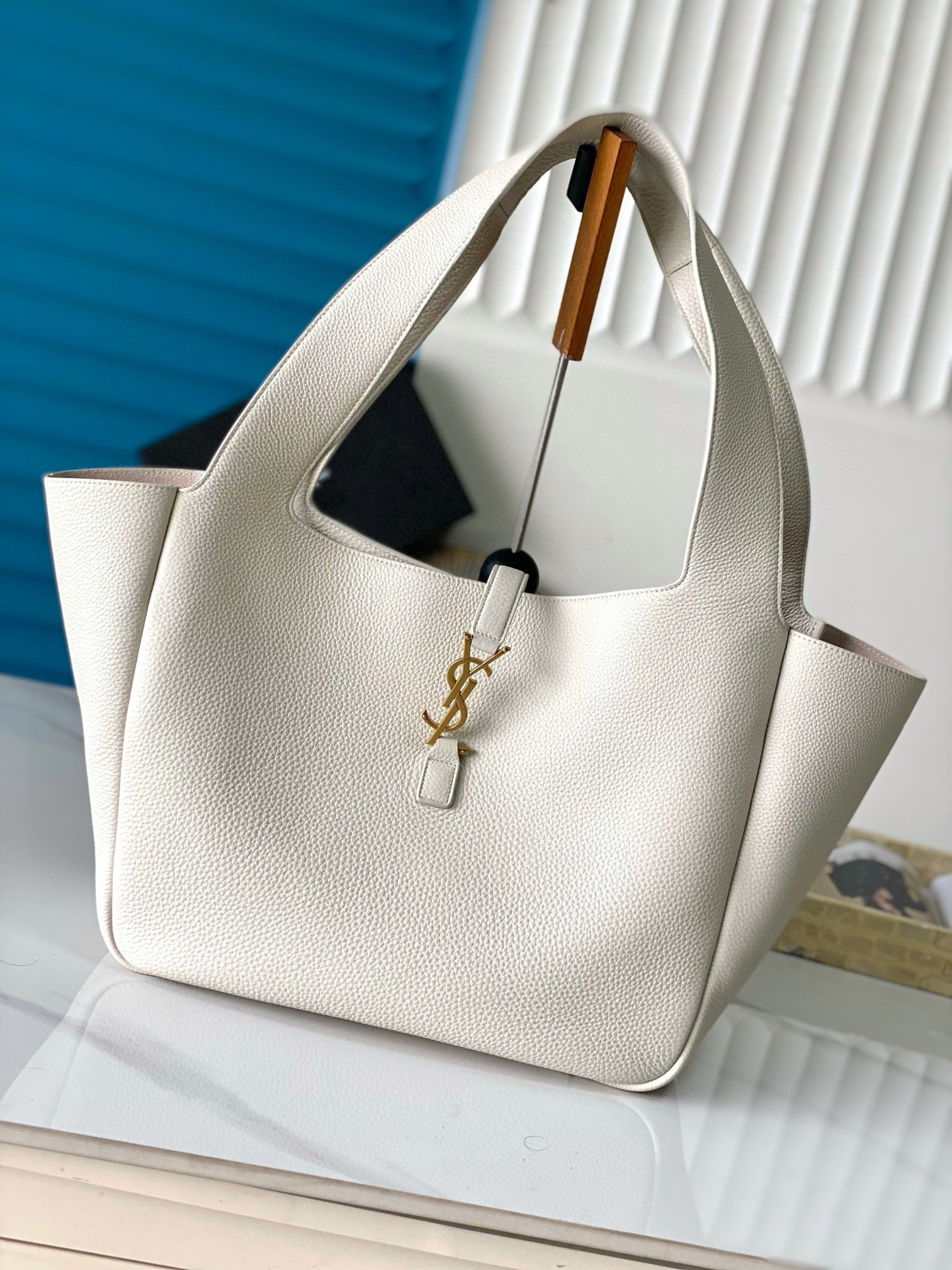 Sa**t Lau*nt le 5 a 7 bea tote bag in white grained leather