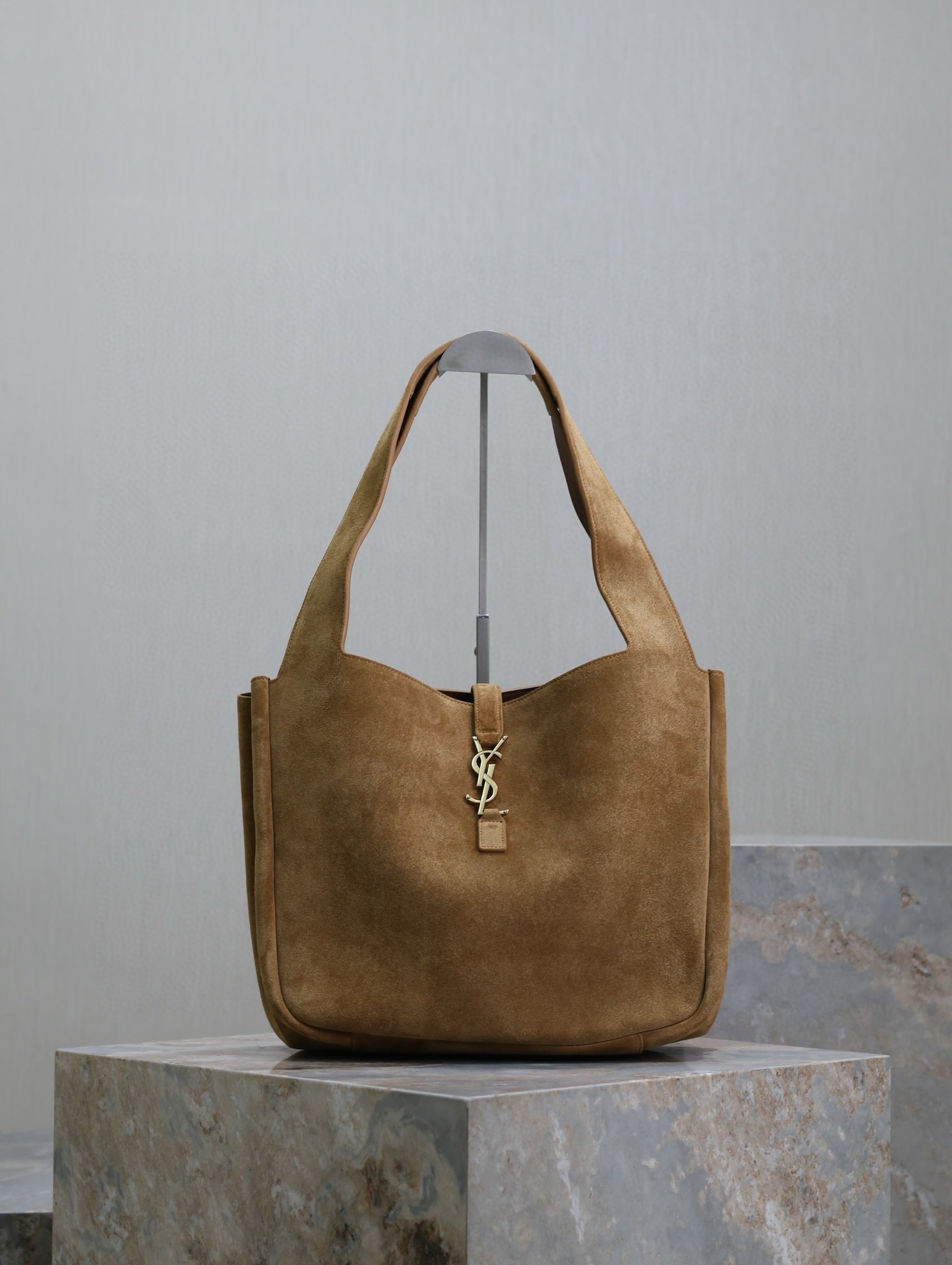 Sa**t Lau*nt le 5 À 7 bea bag in golden leaf suede leather
