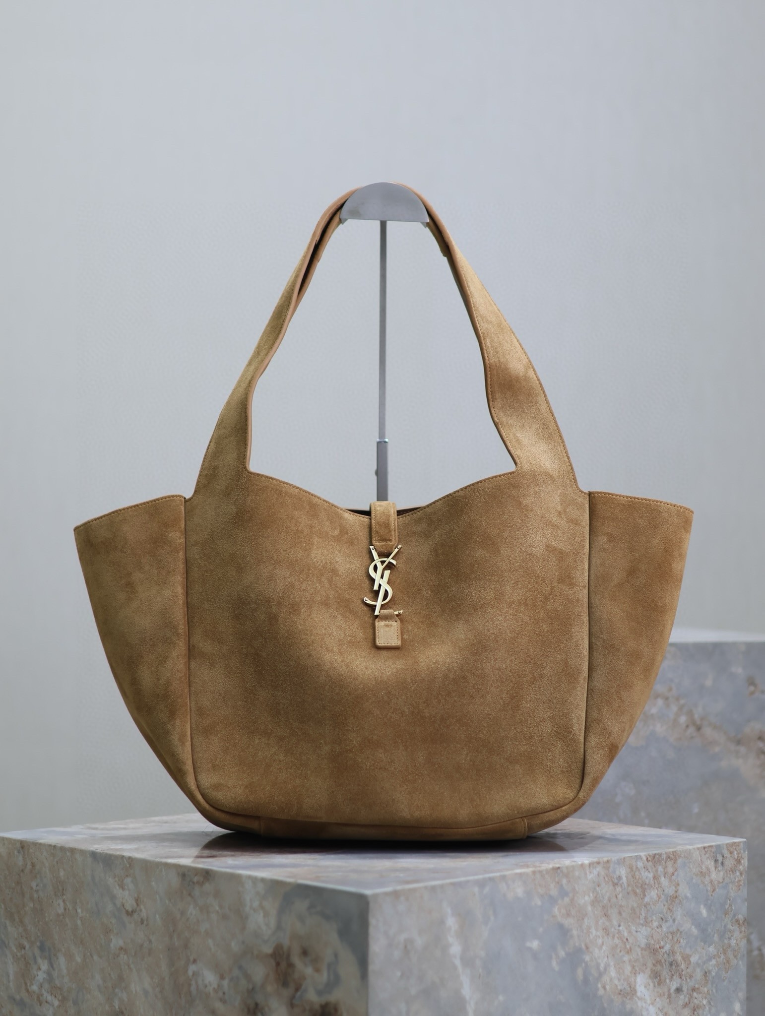 Sa**t Lau*nt le 5 À 7 bea bag in golden leaf suede leather