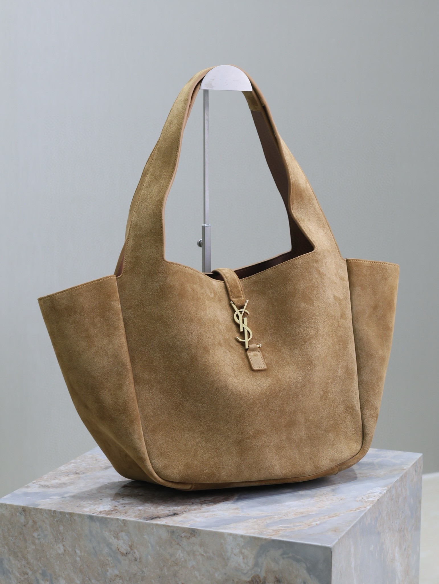Sa**t Lau*nt le 5 À 7 bea bag in golden leaf suede leather