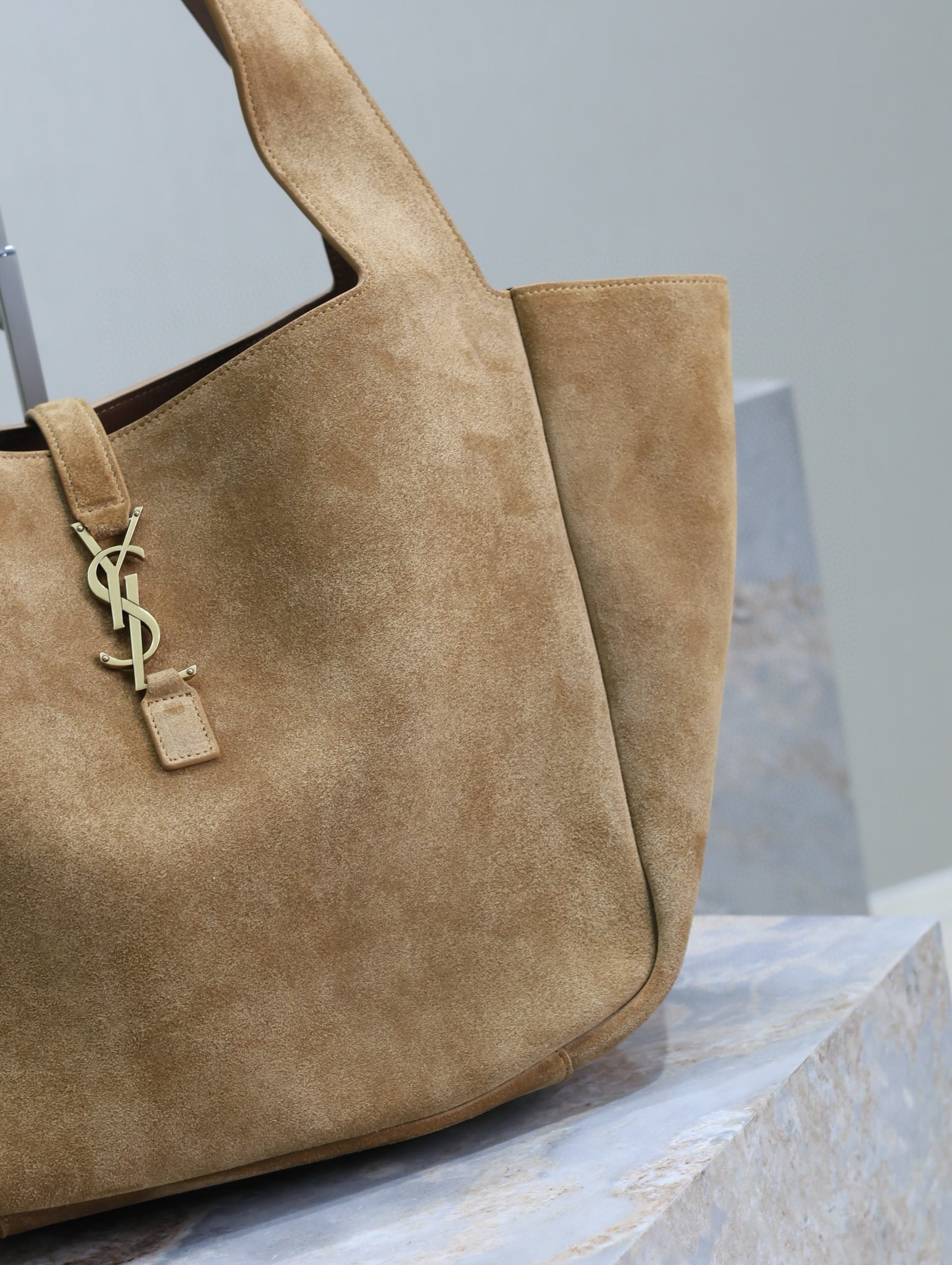 Sa**t Lau*nt le 5 À 7 bea bag in golden leaf suede leather