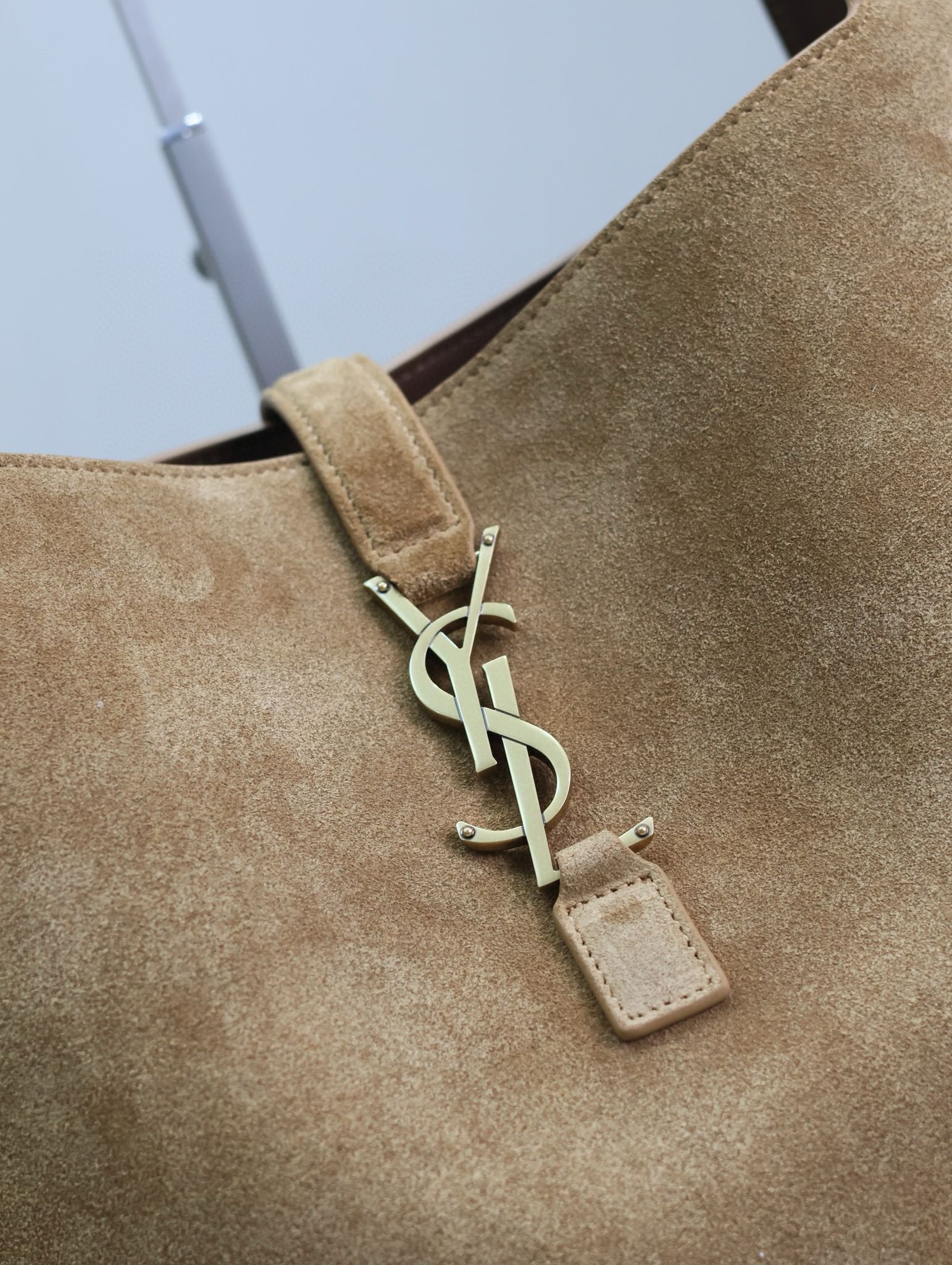 Sa**t Lau*nt le 5 À 7 bea bag in golden leaf suede leather