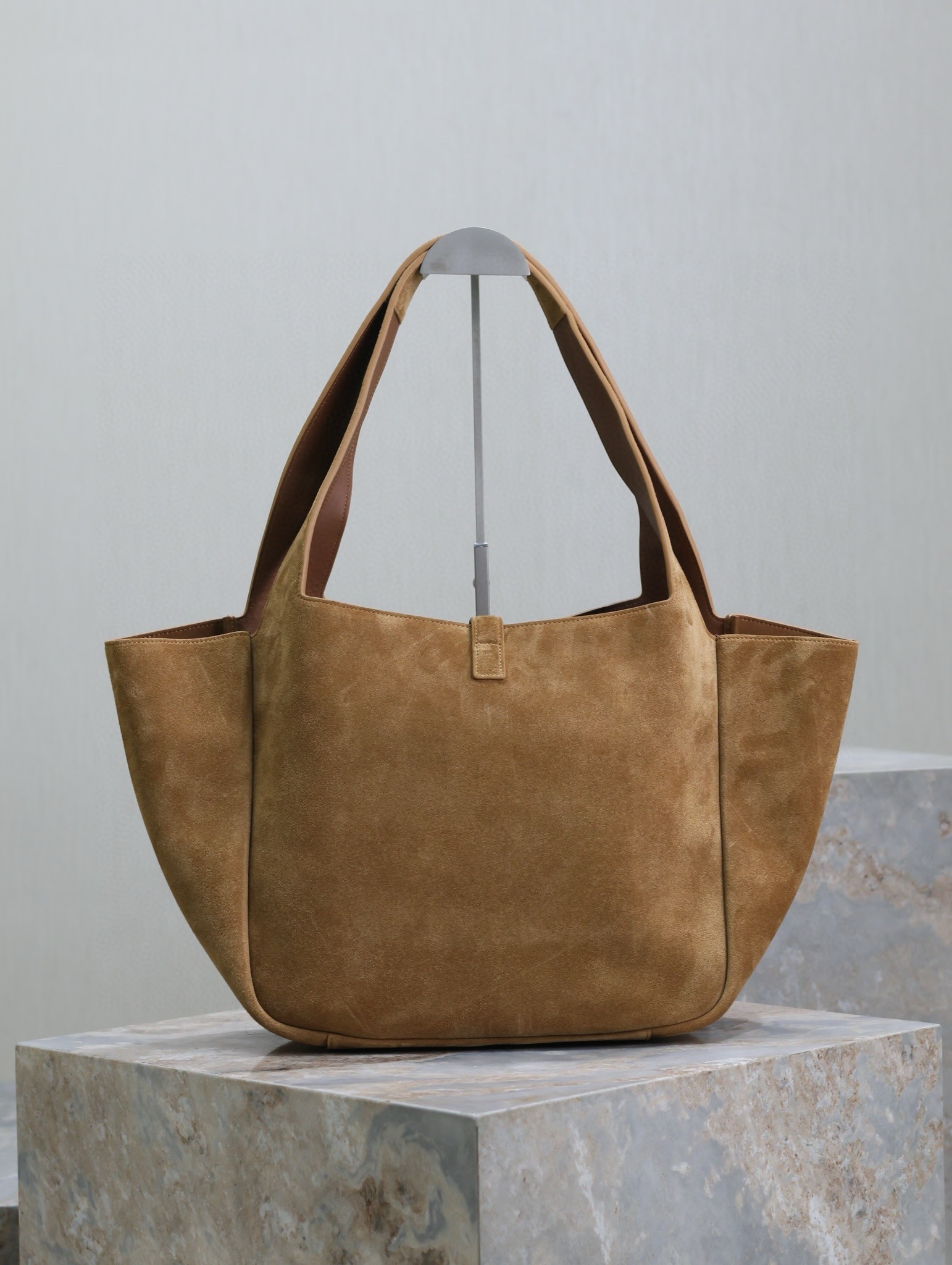 Sa**t Lau*nt le 5 À 7 bea bag in golden leaf suede leather