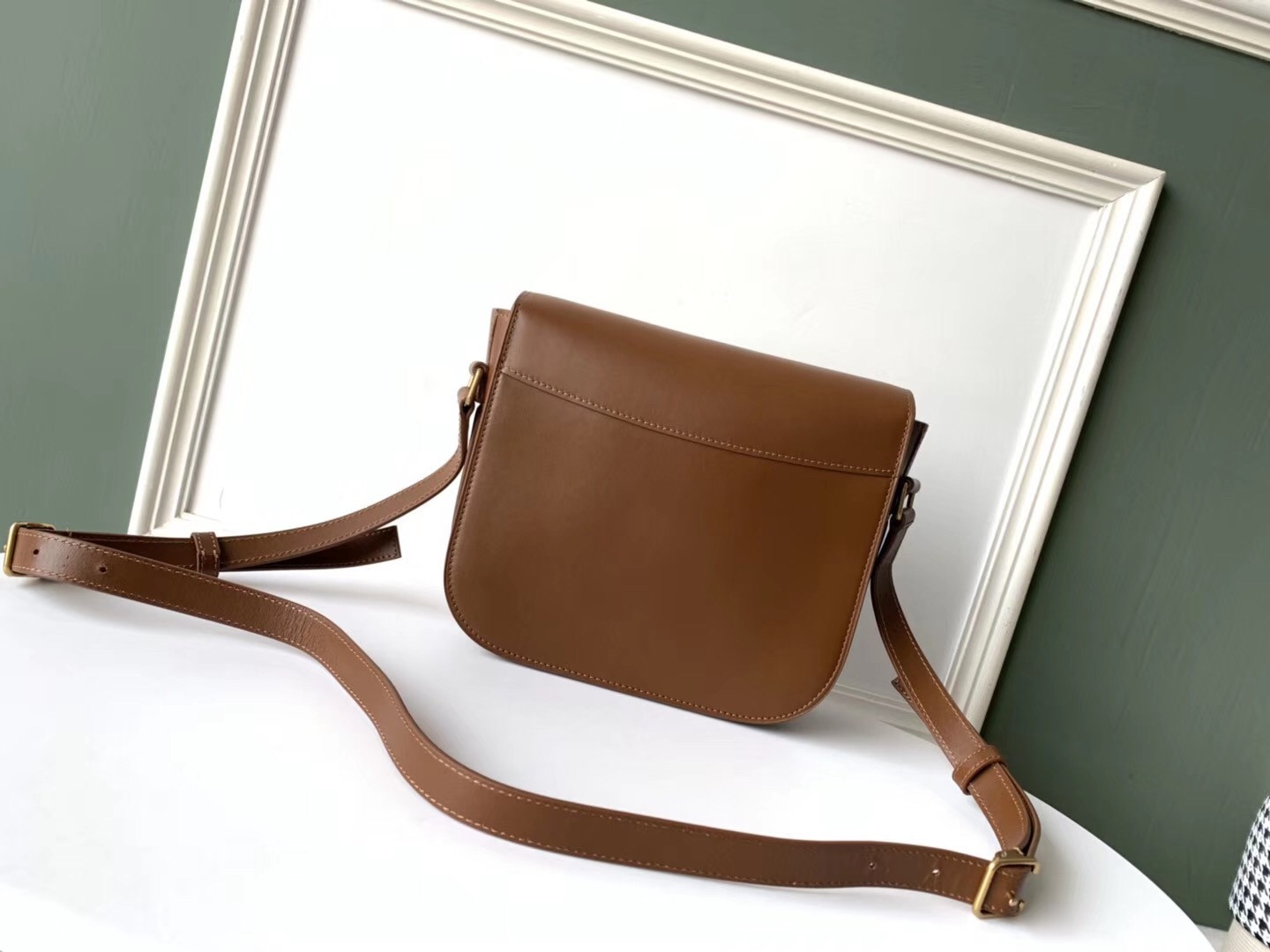 Sa**t Lau*nt betty satchel in camel smooth leather