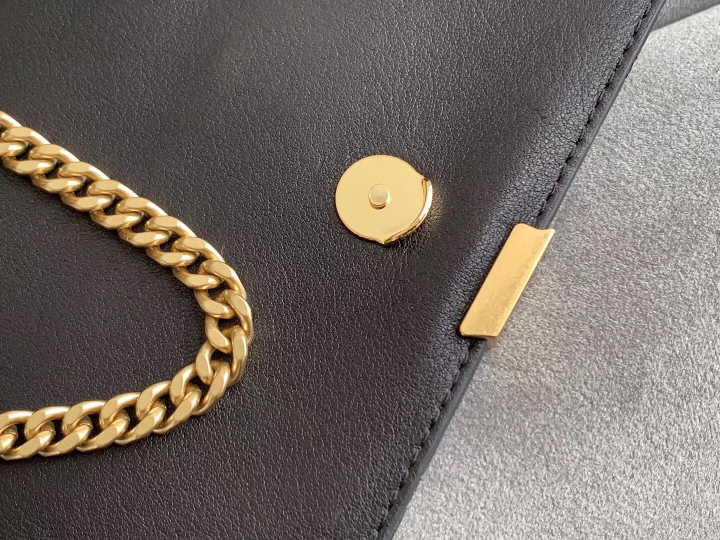 Sa**t Lau*nt woc becky chain wallet in black lambskin