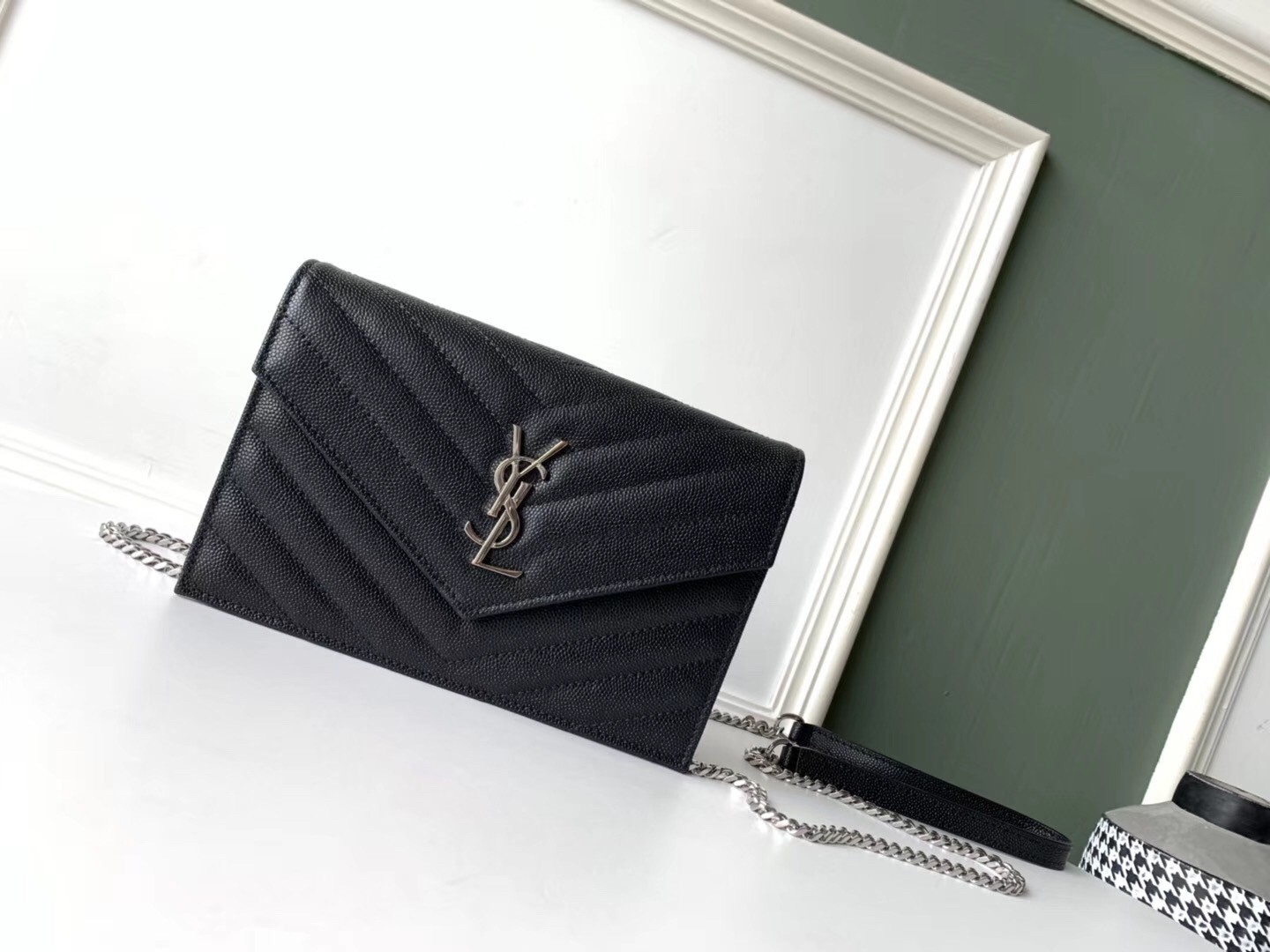 Sa**t Lau*nt woc envelope chain wallet in noir leather