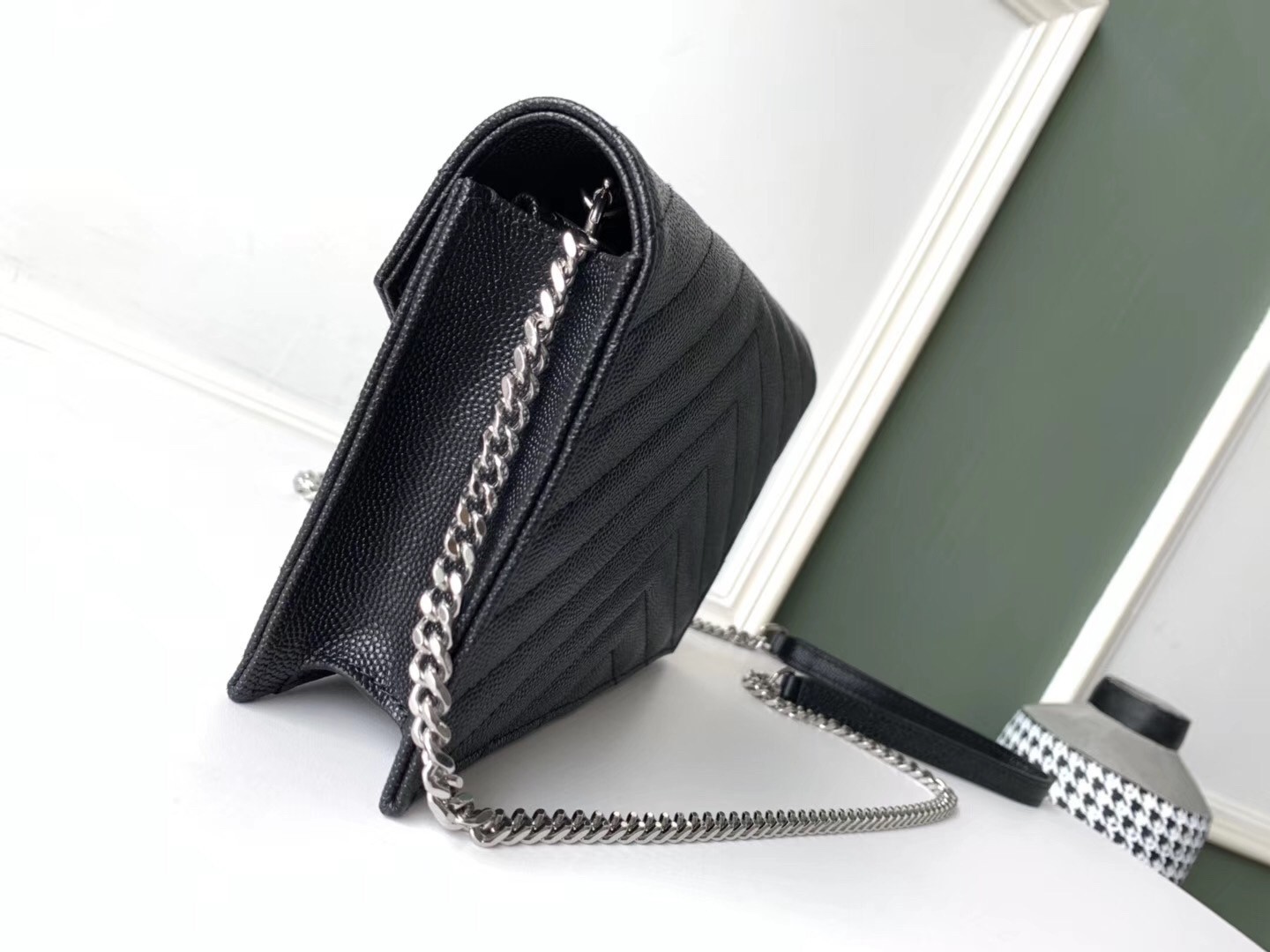 Sa**t Lau*nt woc envelope chain wallet in noir leather