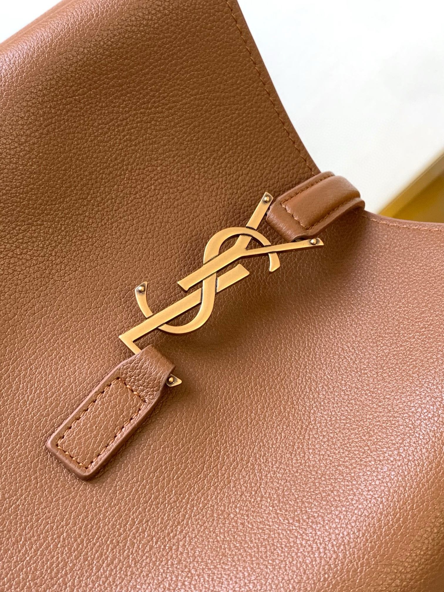Sa**t Lau*nt le 5 À 7 s*pple small hobo bag in brown leather