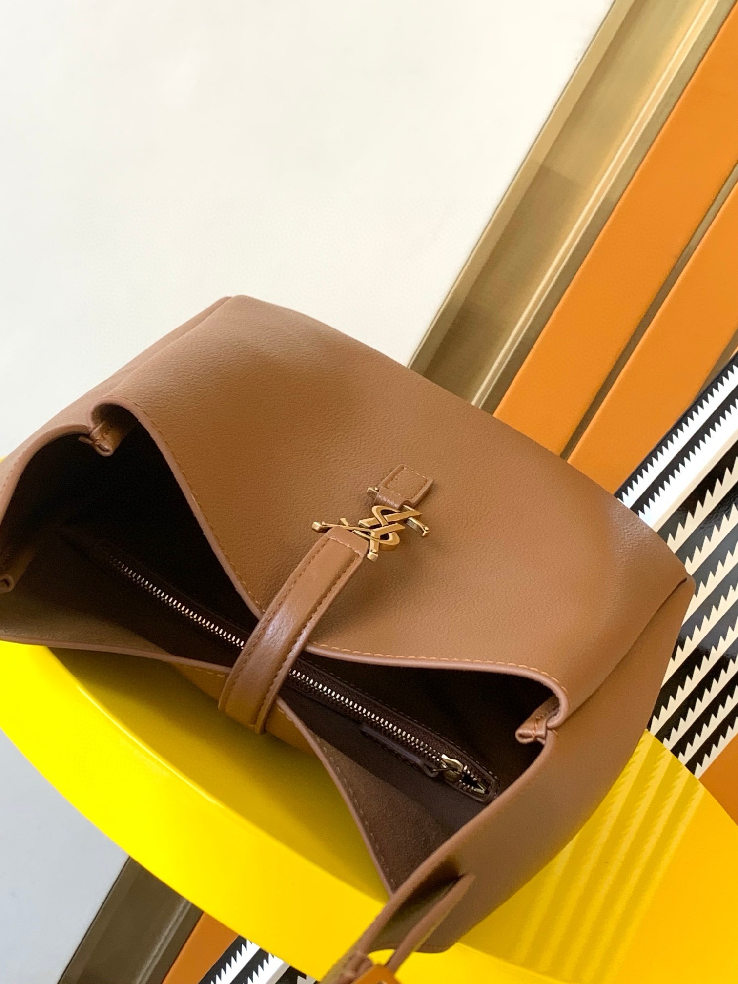 Sa**t Lau*nt le 5 À 7 s*pple small hobo bag in brown leather