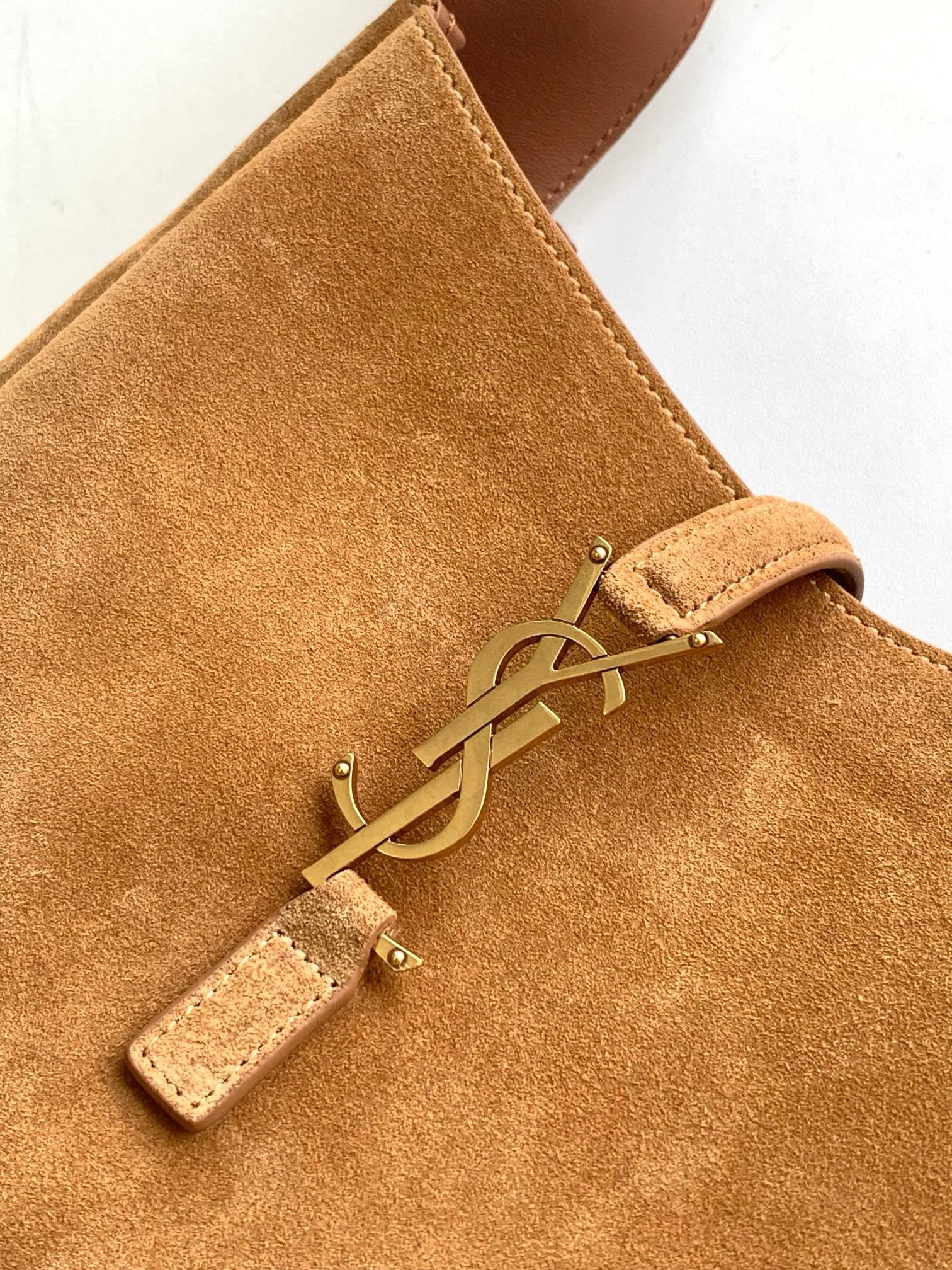 Sa**t Lau*nt le 5 À 7 s*pple small hobo bag in brown suede leather