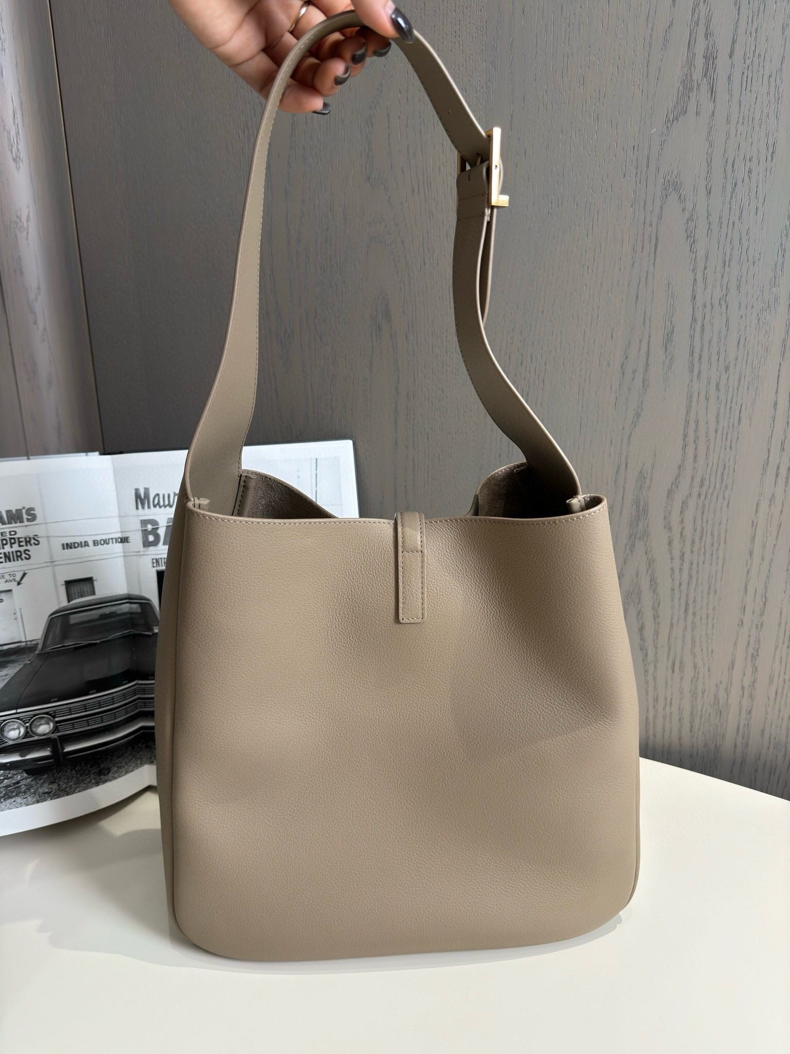 Sa**t Lau*nt le 5 À 7 soft large shoulder bag in grey leather