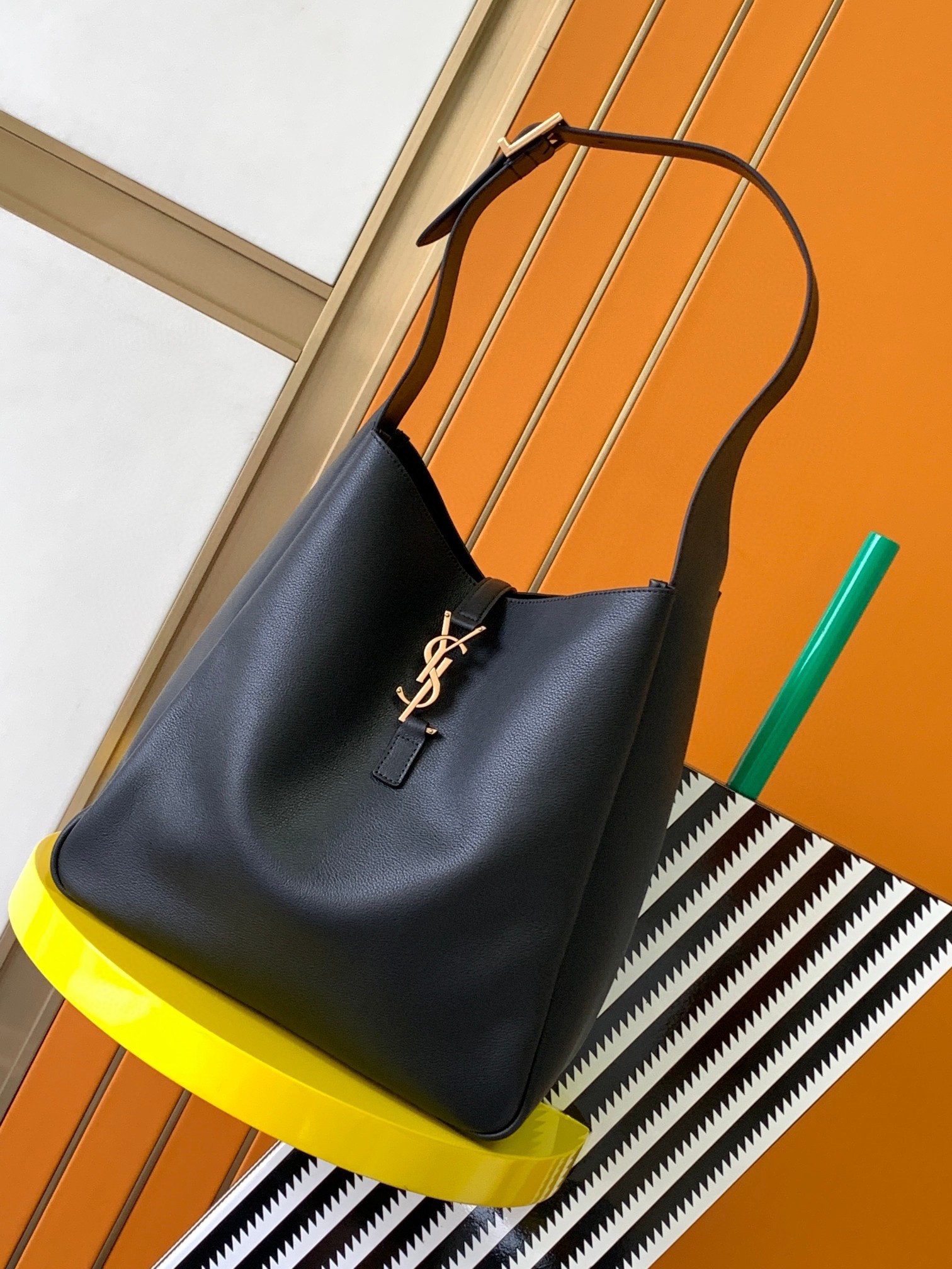 Sa**t Lau*nt le 5 À 7 soft large shoulder bag in black leather