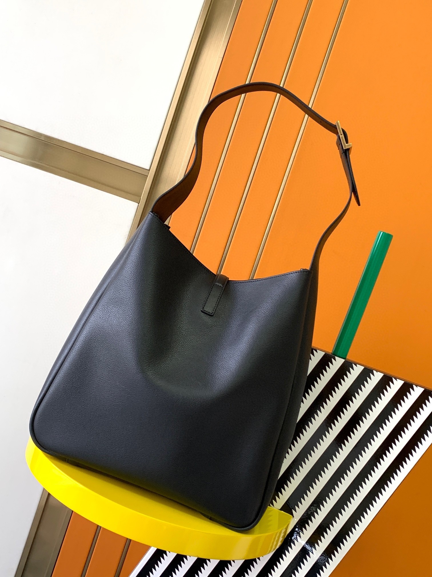 Sa**t Lau*nt le 5 À 7 soft large shoulder bag in black leather