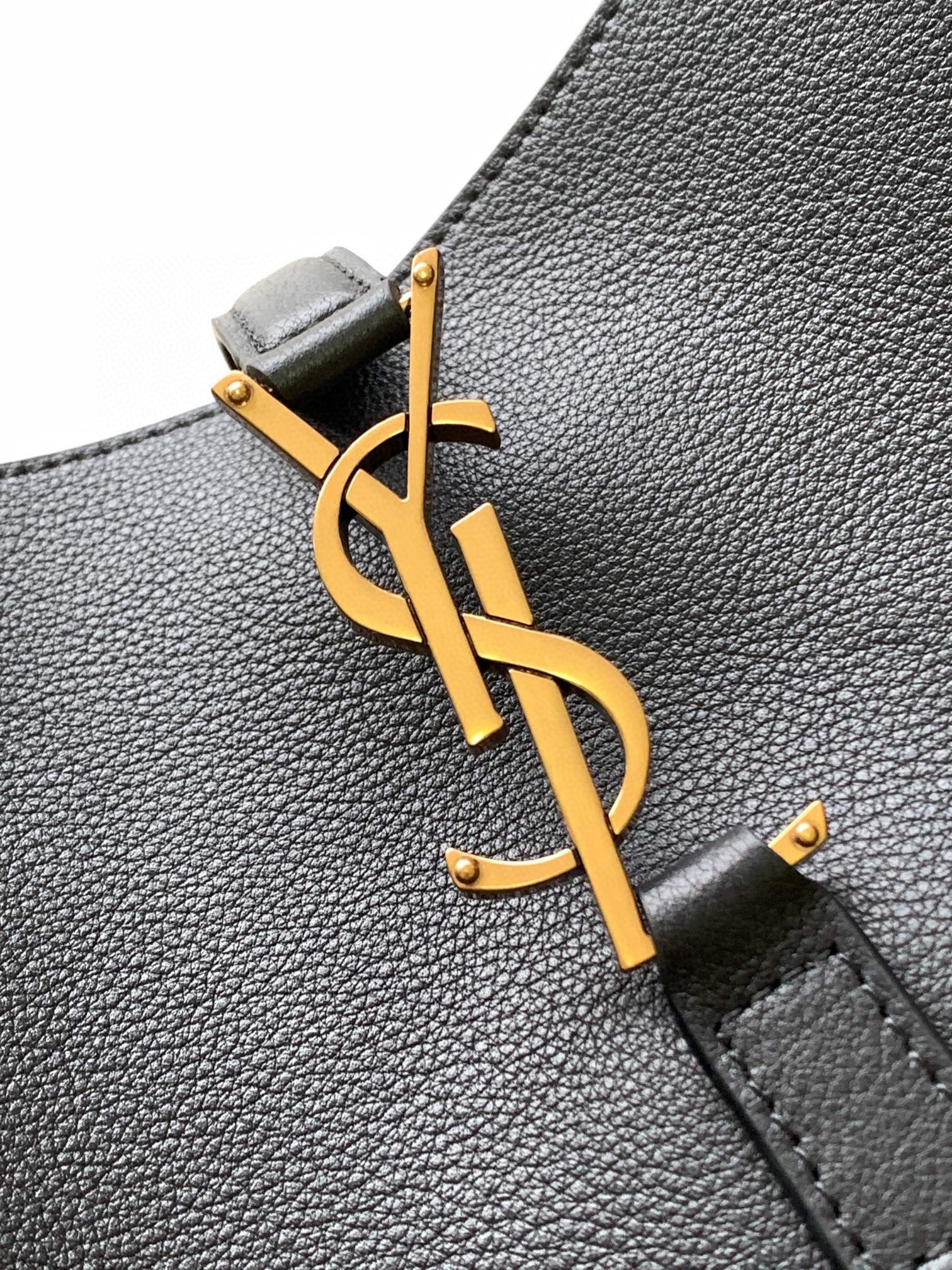 Sa**t Lau*nt le 5 À 7 soft large shoulder bag in black leather