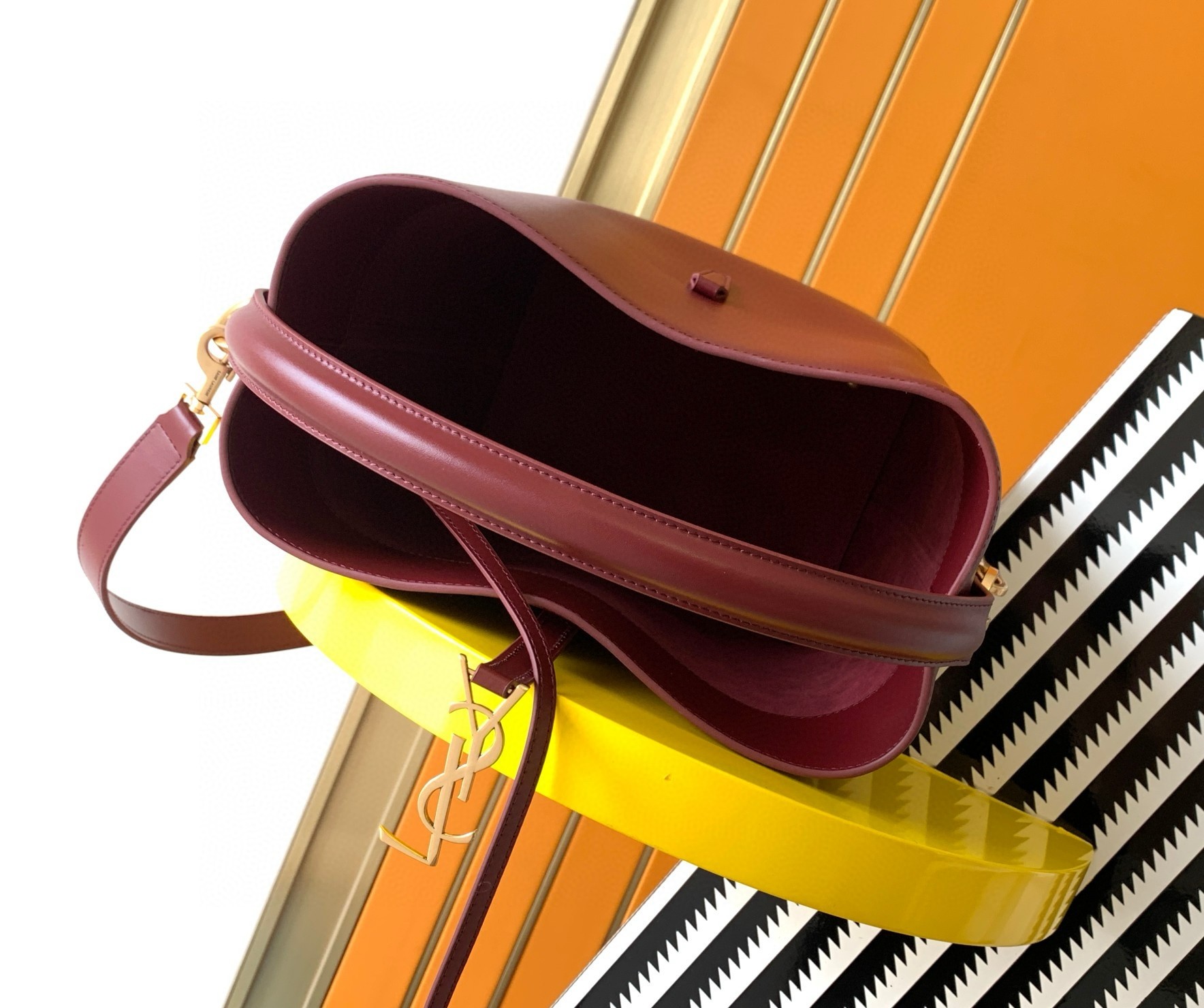 Sa**t Lau*nt le 37 large bucket bag in burgundy leather