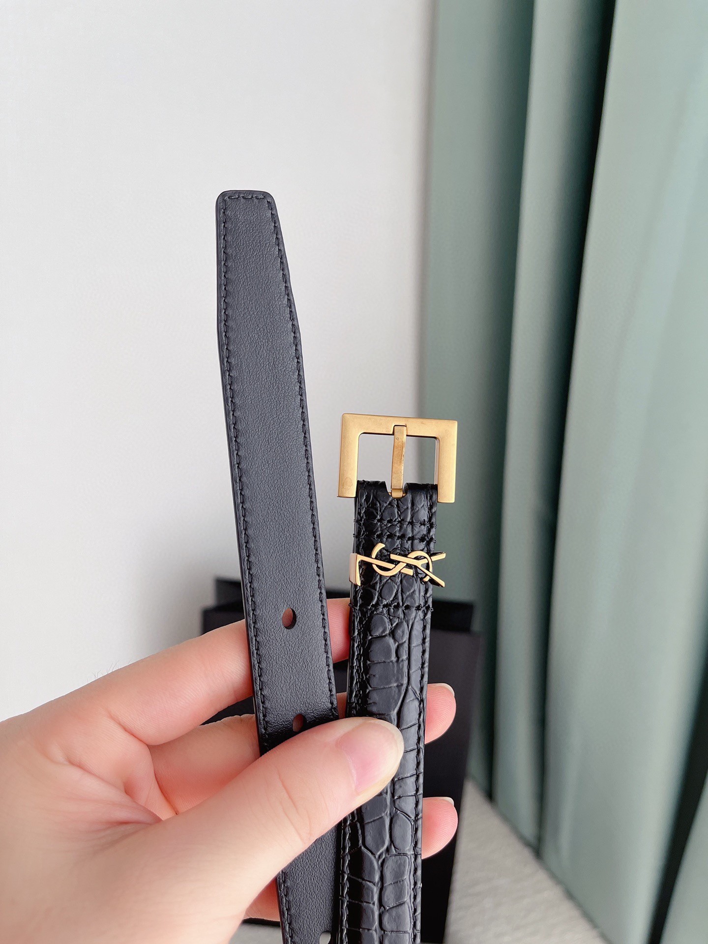 Sa**t Lau*nt cassandre square buckle belt 20mm in black crocodile-embossed leather