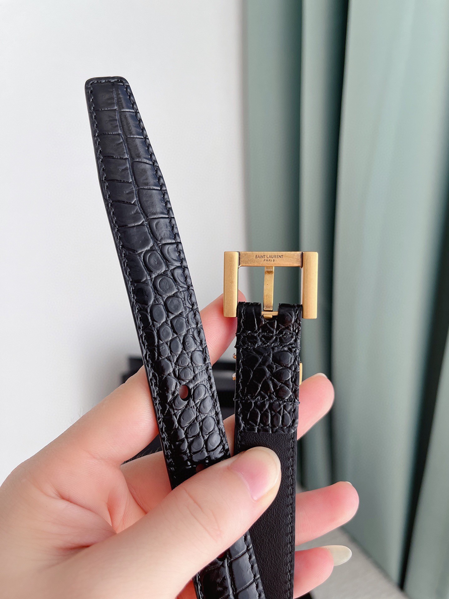 Sa**t Lau*nt cassandre square buckle belt 20mm in black crocodile-embossed leather