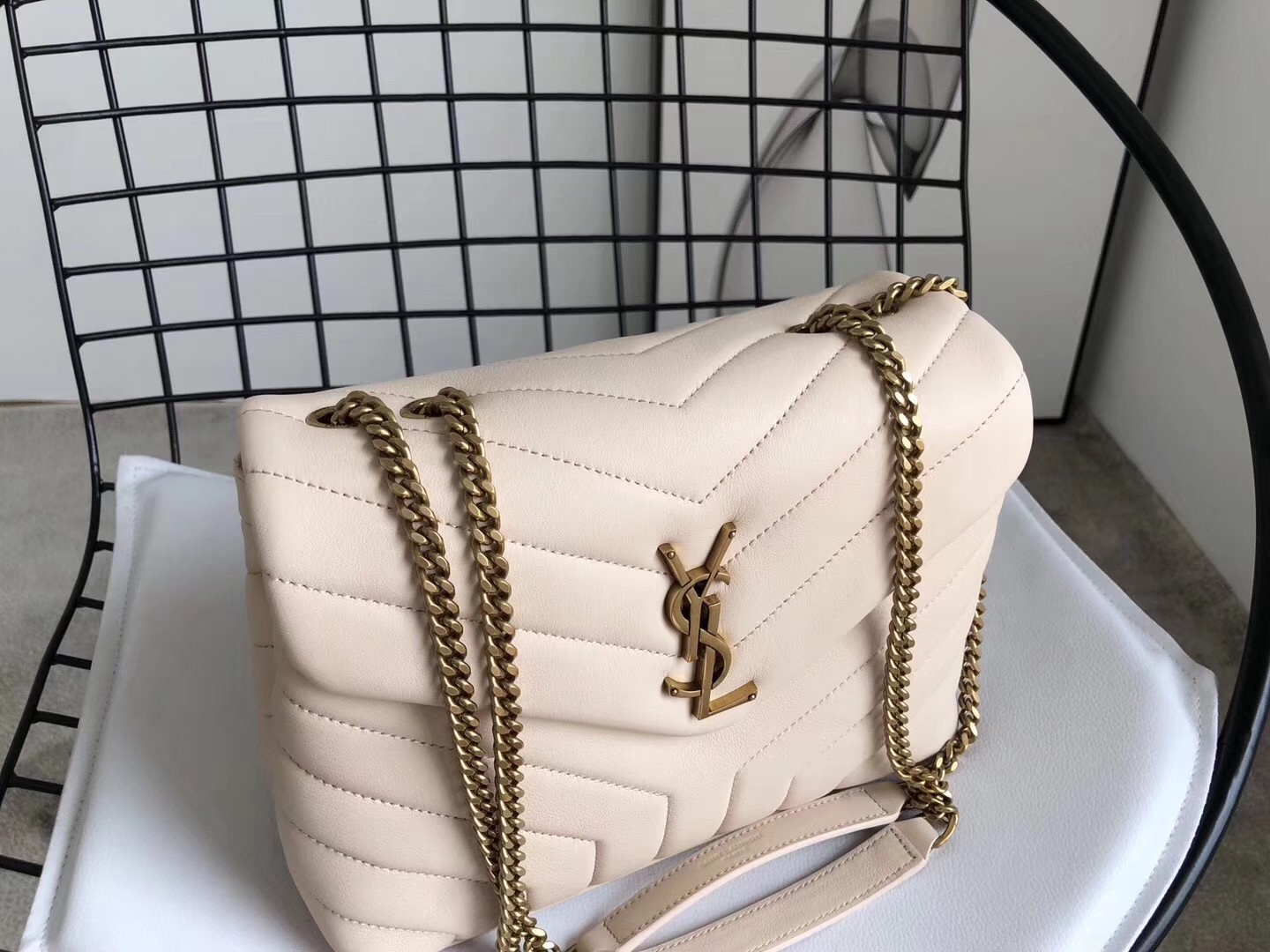 Sa**t Lau*nt loulou small bag in beige matelasse leather